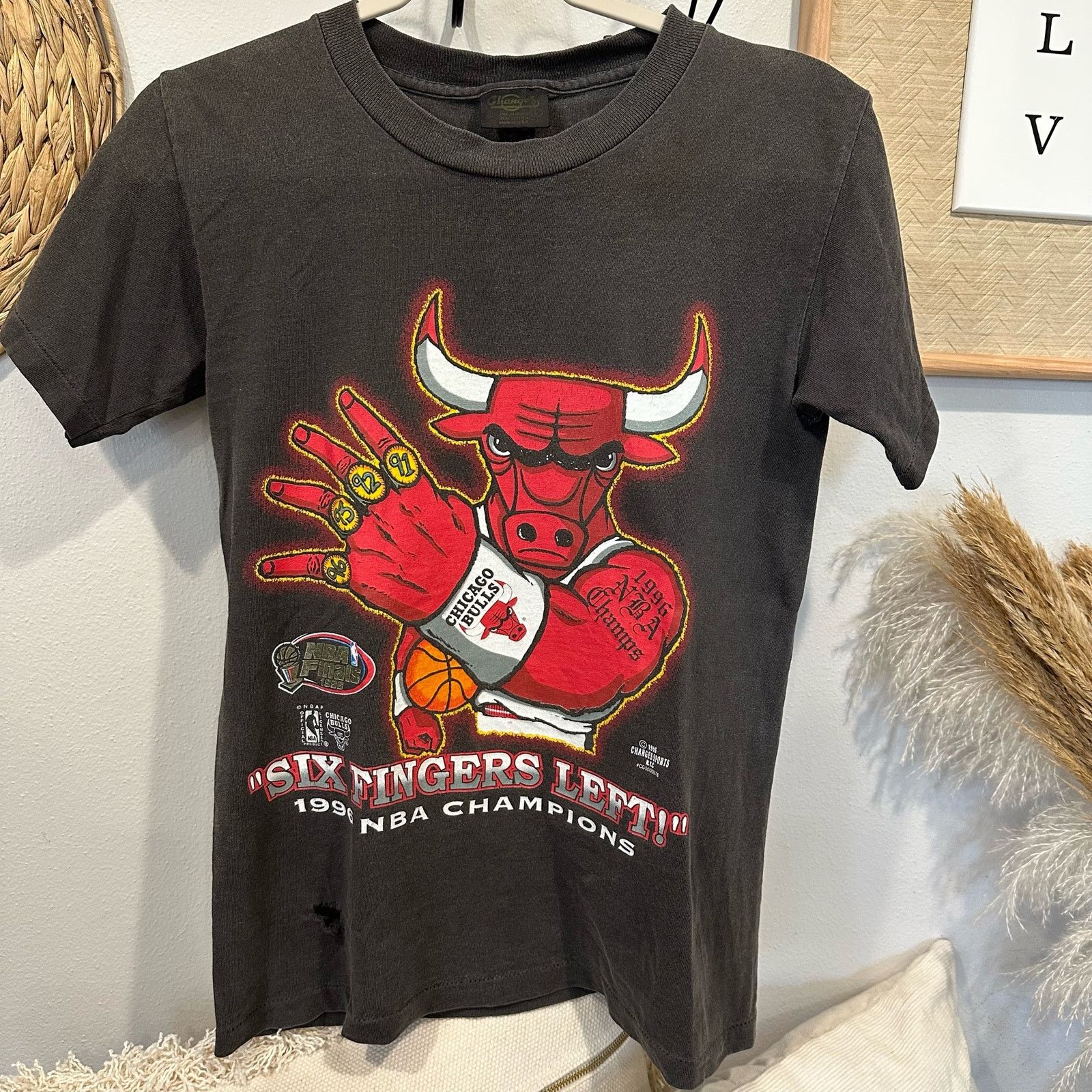 Changes Vintage 1996 NBA Champs Chicago Bulls Six Fingers Left Tee Size S / US 4 / IT 40 - 7 Thumbnail
