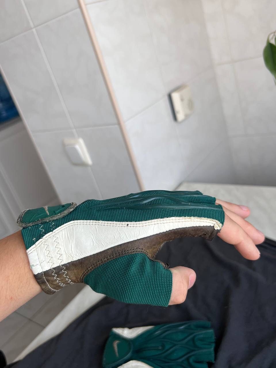 Nike 2000s Nike y2k Drill Gloves Forest Dark Green Geometric RARE Size ONE SIZE - 11 Thumbnail