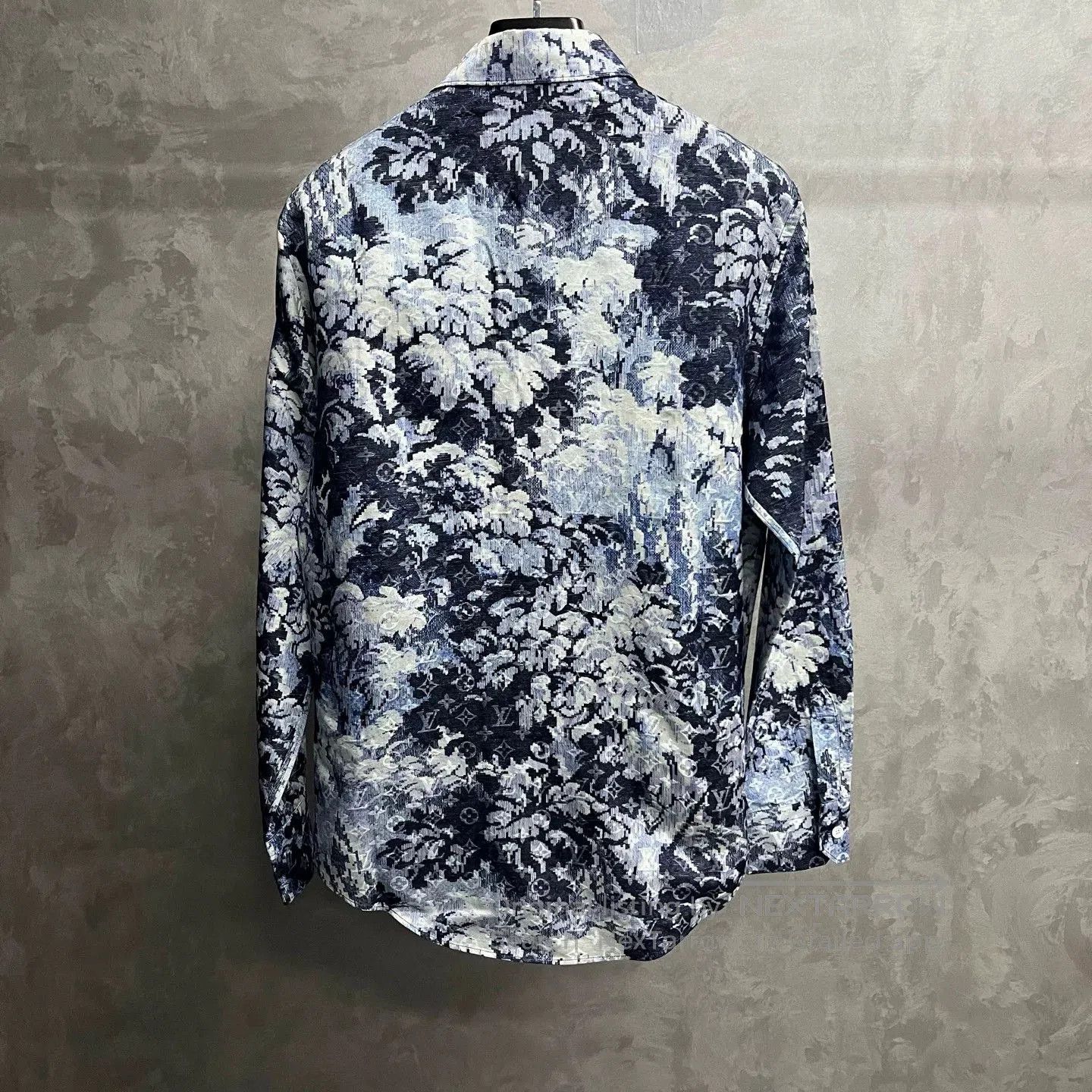 Louis Vuitton Louis Vuitton Blue Tapestry Silk Shirt. Size US M / EU 48-50 / 2 - 4 Thumbnail