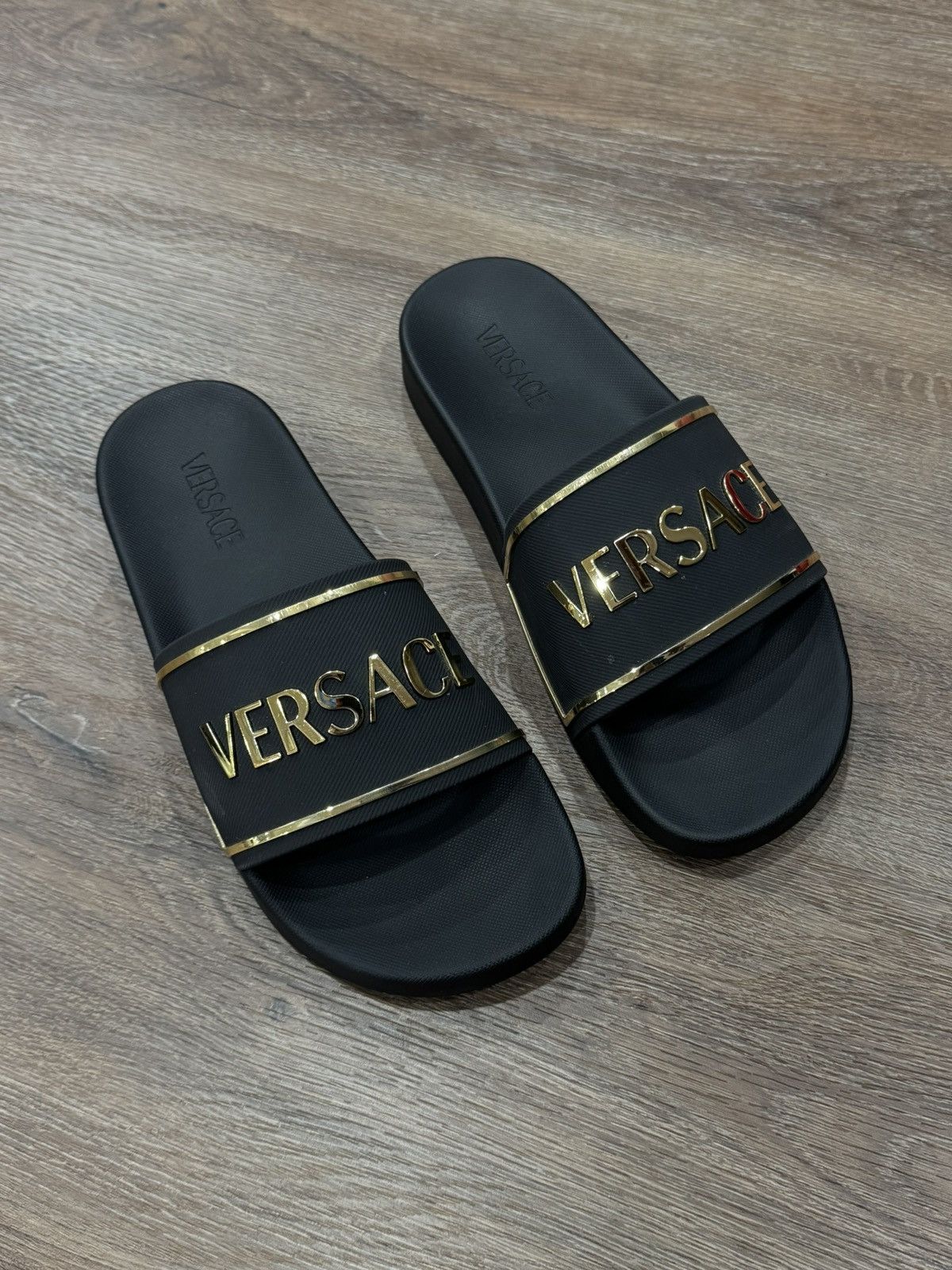 Versace VERSACE logo-embossed slides Size US 10 / EU 43 - 6 Thumbnail