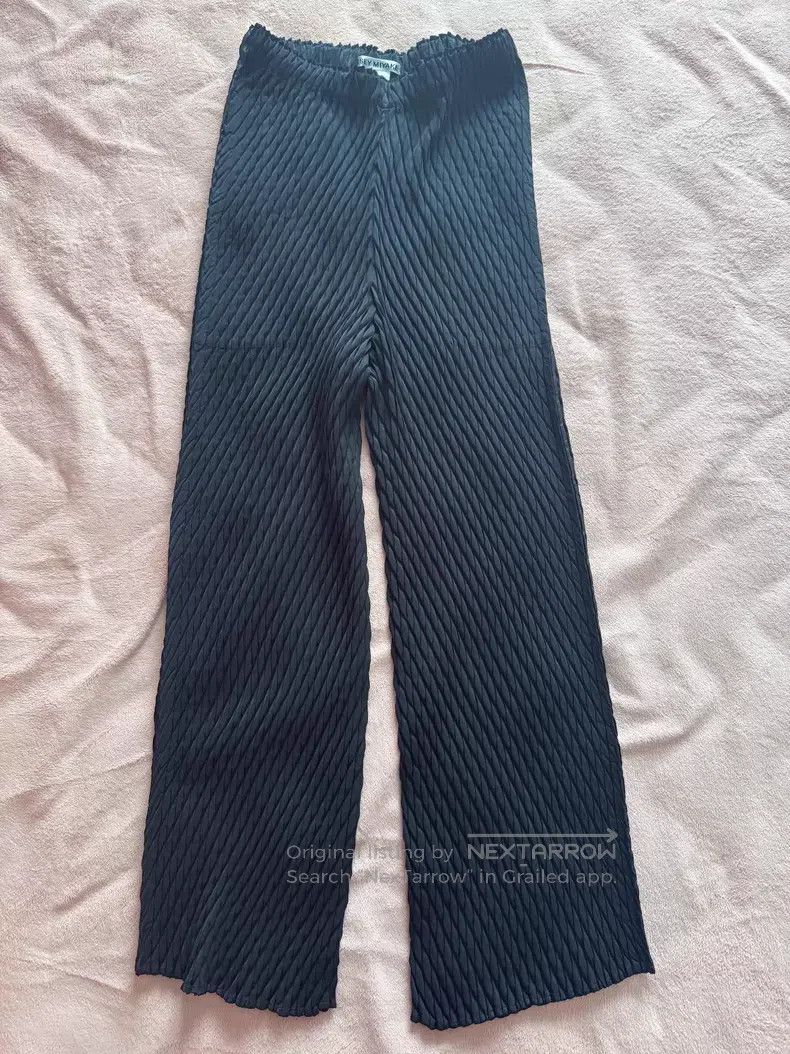 Issey Miyake Issey Miyake size:1 Black fish scale pants Size 31" - 1 Thumbnail