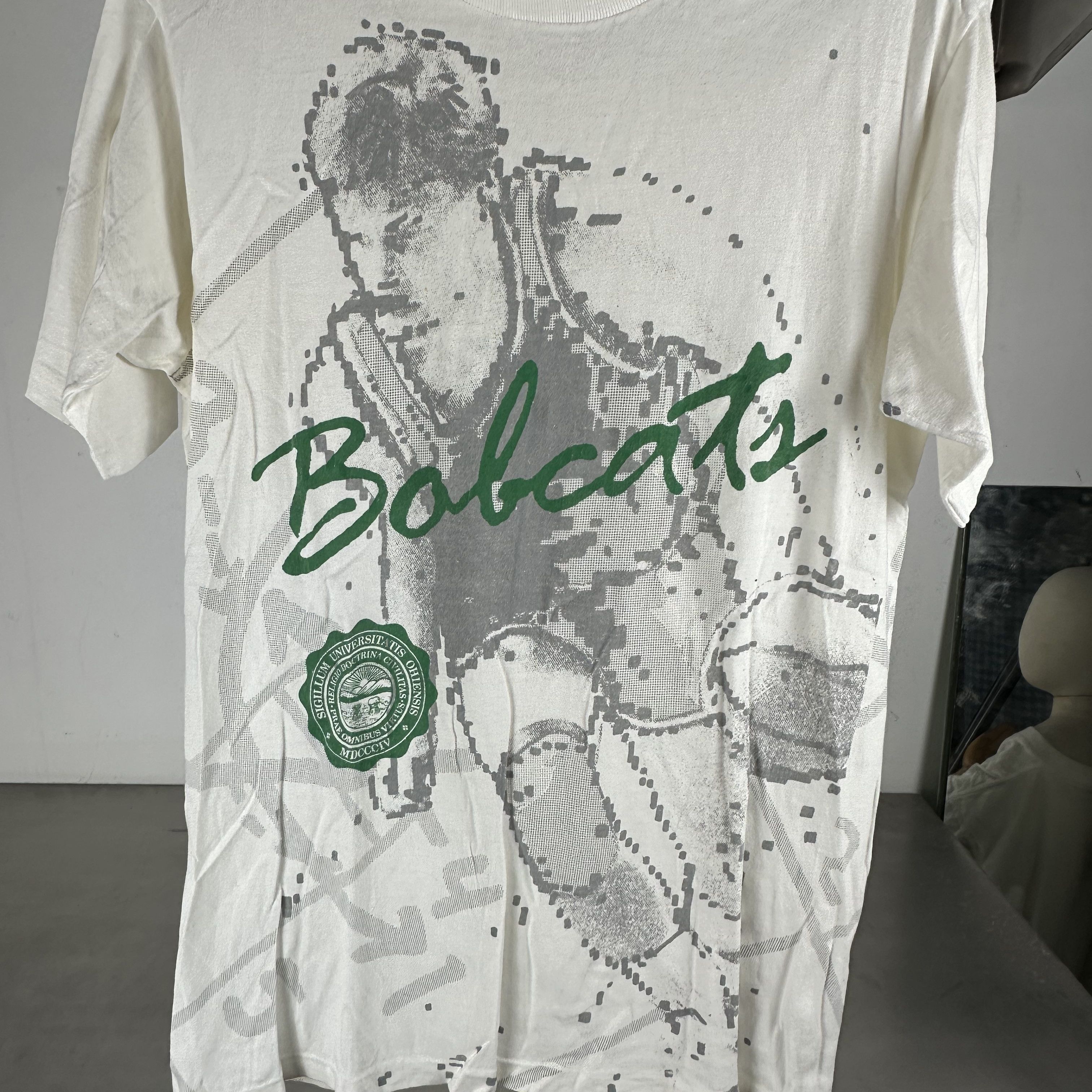 Vintage ​Vintage 90s Ohio Bobcats Basketball NCAA AOP T-shirt Size US L / EU 52-54 / 3 - 2 Thumbnail