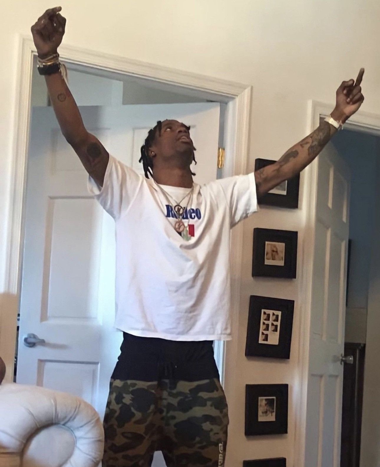 Travis Scott Travis Scott Rodeo Paris T Shirt Size US XL / EU 56 / 4 - 2 Thumbnail