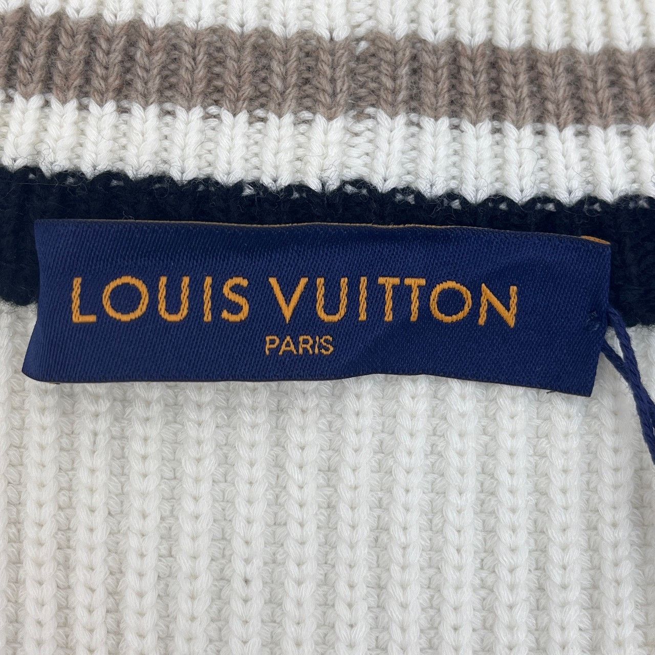 Louis Vuitton Louis Vuitton Creamy white monogrammed logo small V-neck wo Size US M / EU 48-50 / 2 - 5 Thumbnail