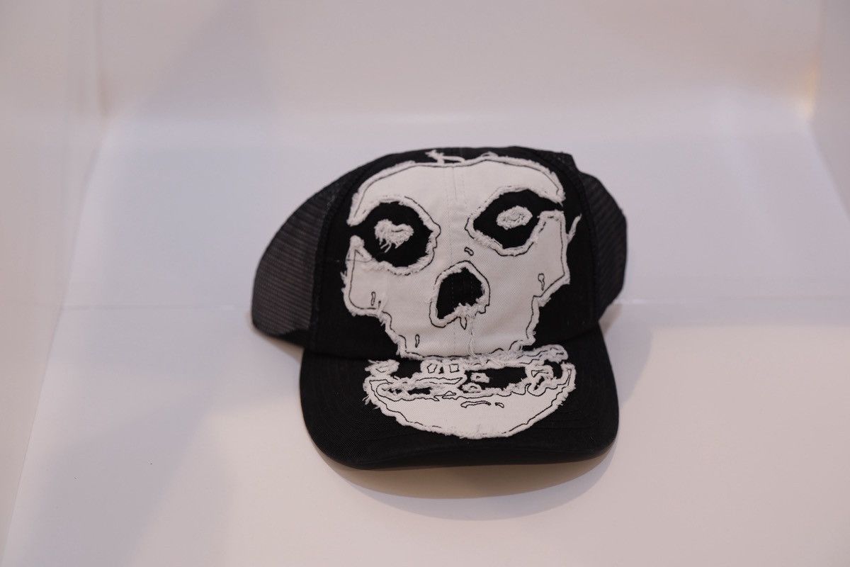 Misfits × Supreme In HAND SUPREME x Misfits hat SS26 - Black - White Size ONE SIZE - 4 Thumbnail