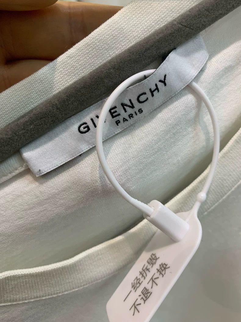 Givenchy Givenchy White short-sleeved T-shirt with a five-pointed s Size US L / EU 52-54 / 3 - 3 Thumbnail
