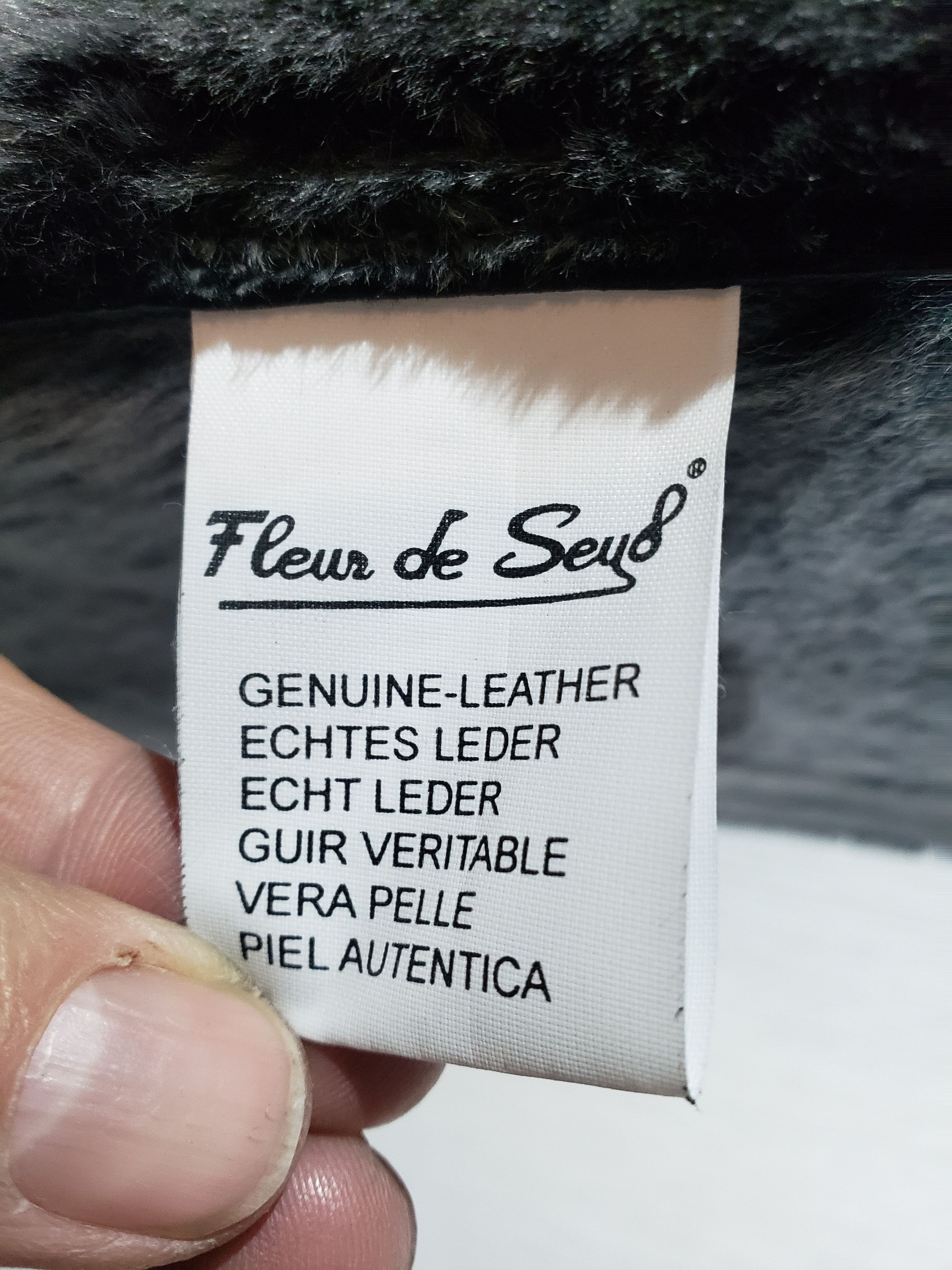 Other Stylish black sheepskin coat with a luxurious warm hood. Size M / US 6-8 / IT 42-44 - 10 Thumbnail