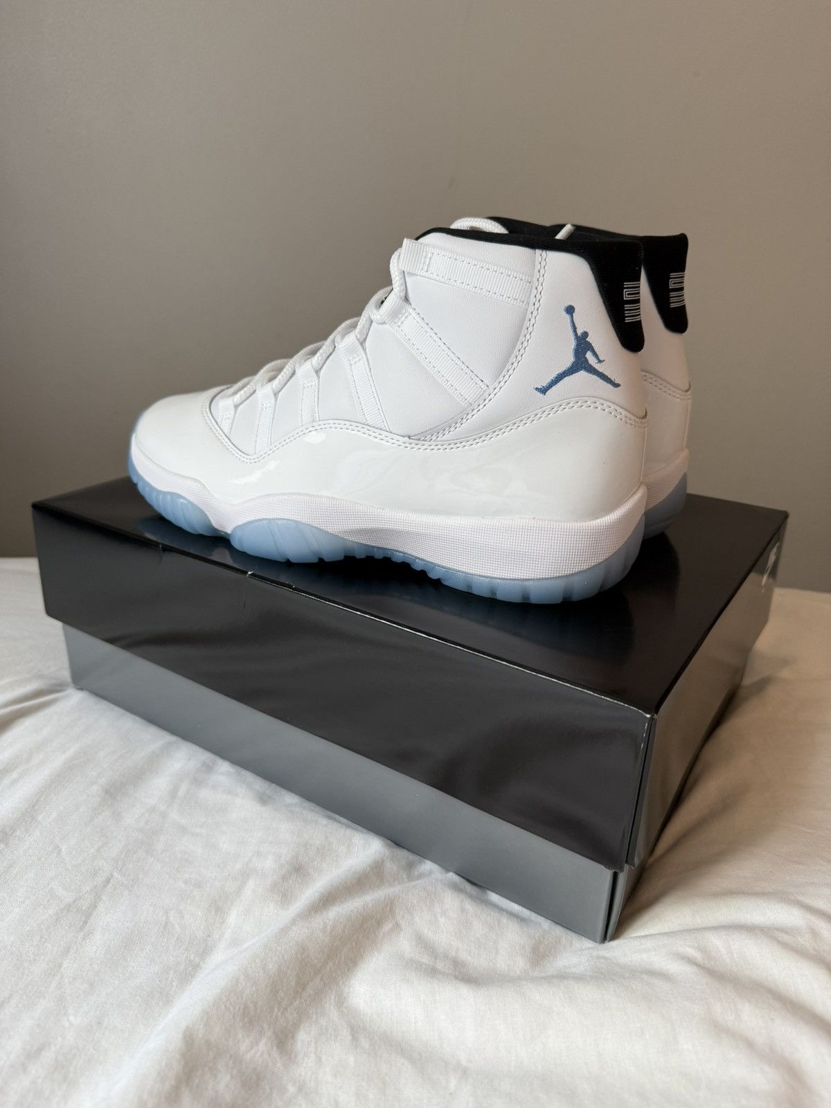 Jordan Brand × Nike NIKE AIR JORDAN 11 RETRO WHITE / LEGEND BLUE Size US 10 / EU 43 - 4 Thumbnail