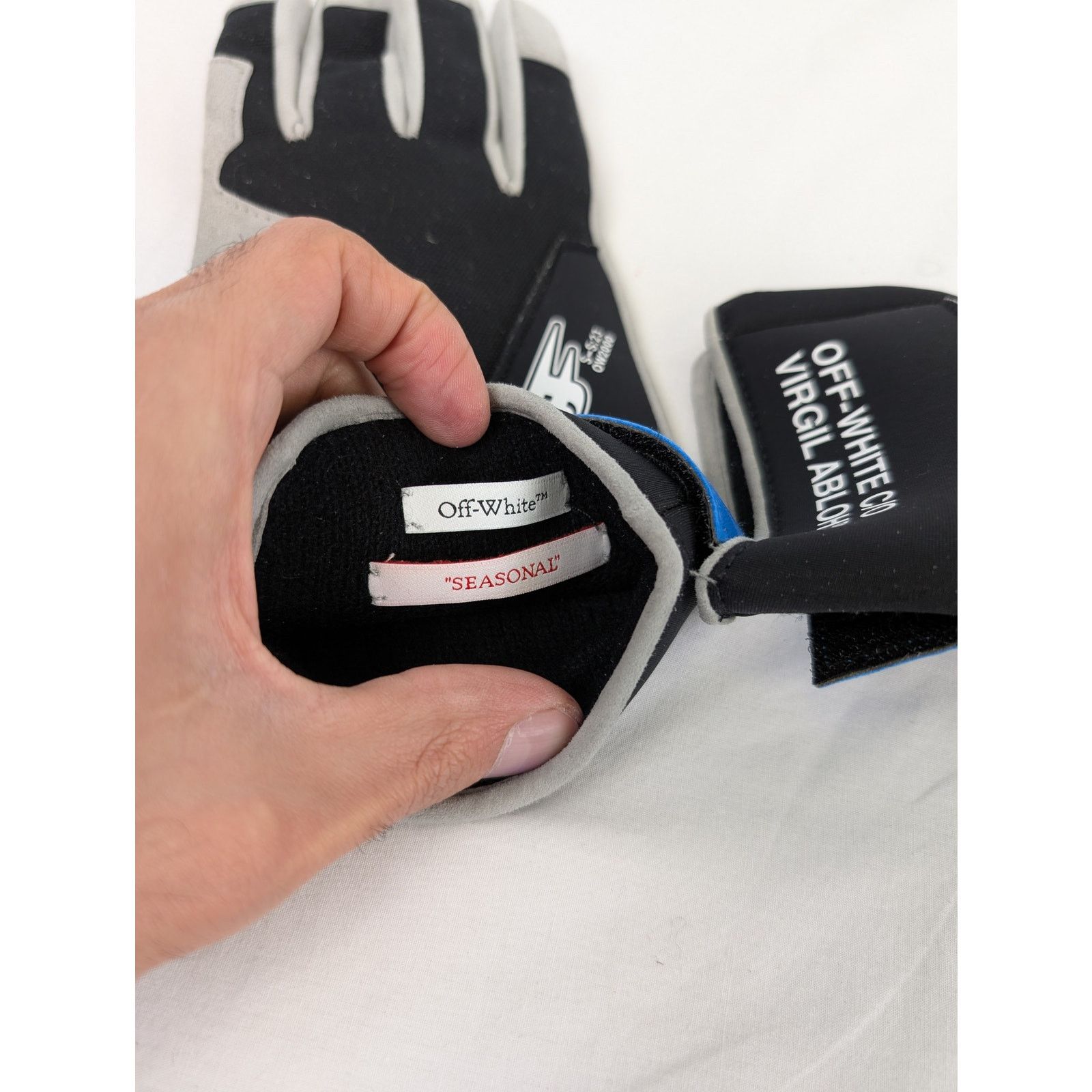 Off-White o1rshd1 Size: OS / Exact Opp Gloves in Black/White Size ONE SIZE - 8 Thumbnail