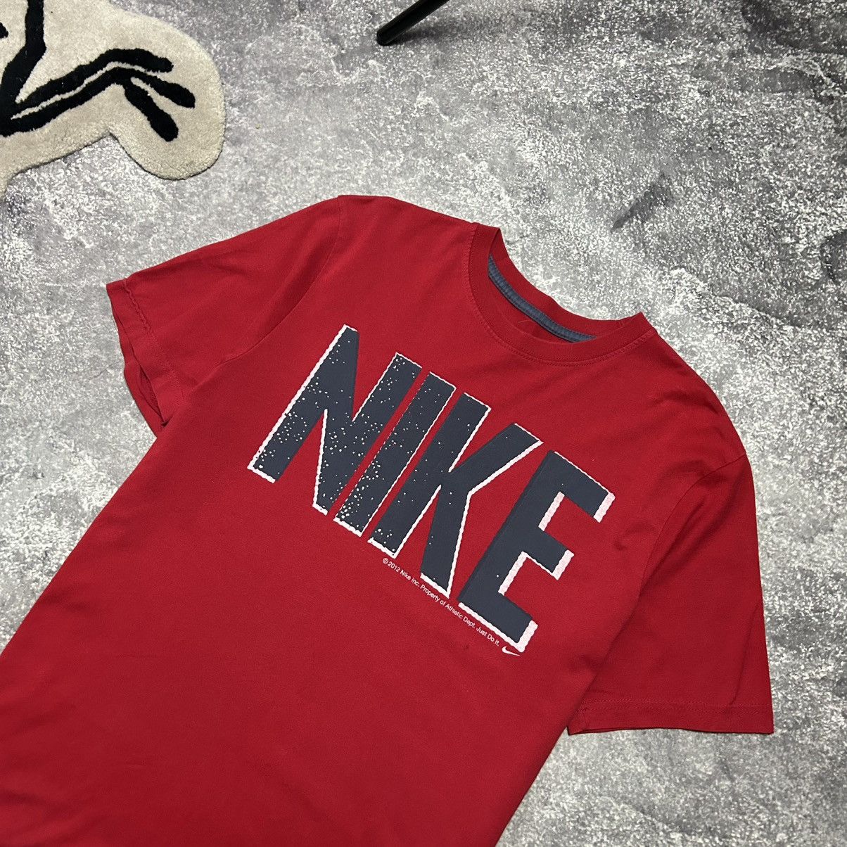 Nike Vintage Nike 2012 Big Logo Streetwear red y2k tee size L Size US L / EU 52-54 / 3 - 2 Thumbnail