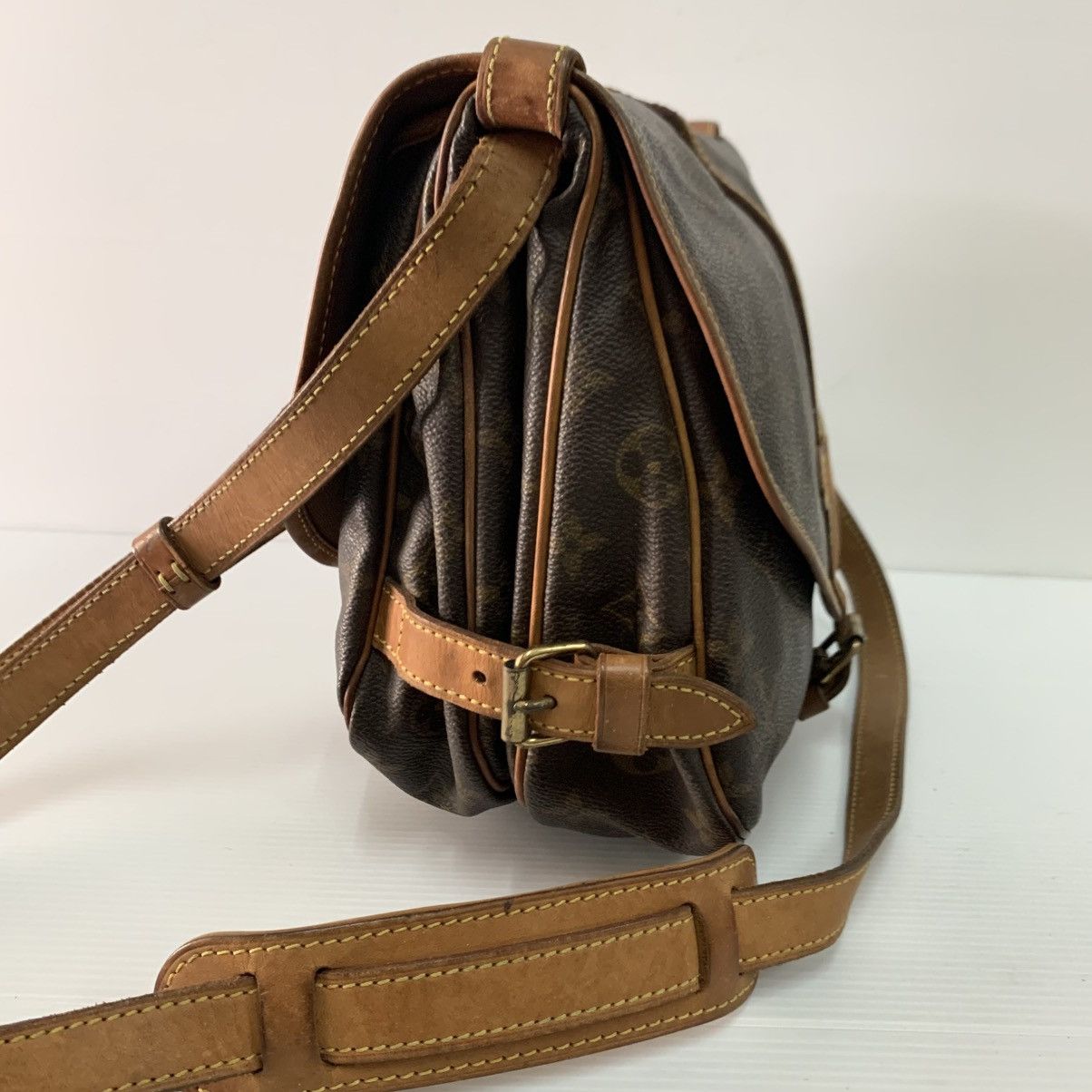 Louis Vuitton Louis Vuitton Monogram Saumur 30 Slingbag Size ONE SIZE - 5 Thumbnail
