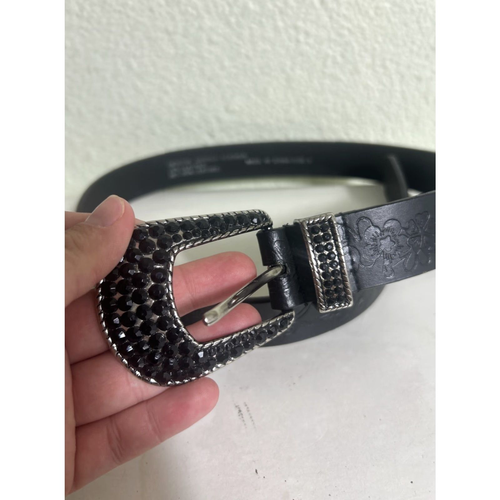 Vintage Womens Small Black Leather Floral Embossed Belt Western Gemstone Buckle 28” Belt S Womens Leather Western Floral Embossed Belt Gemstone Buckle 28” Size ONE SIZE - 3 Thumbnail