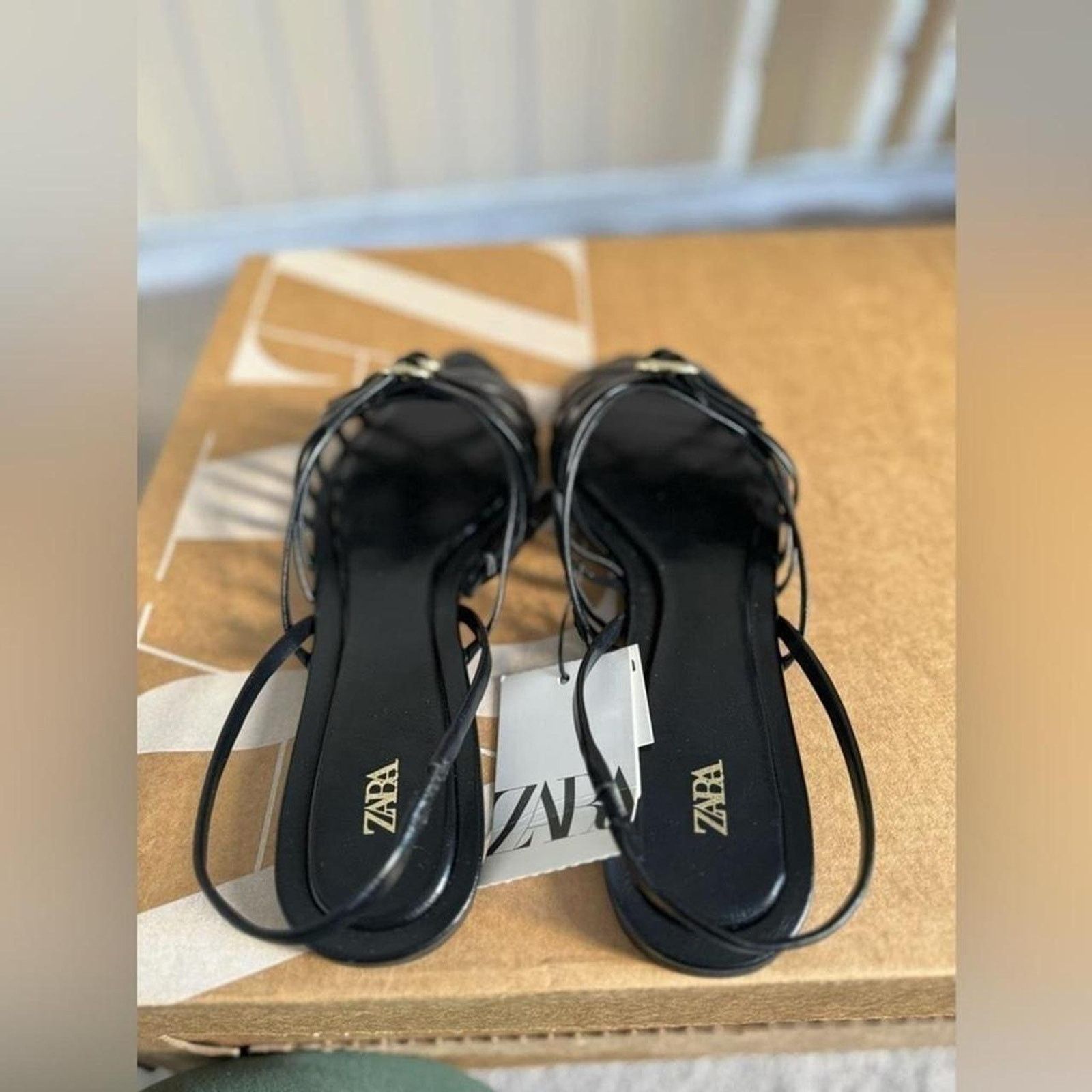 Zara Flat sandals with thin crossed straps - Size 75 or 38 Size US 7.5 / IT 37.5 - 8 Thumbnail