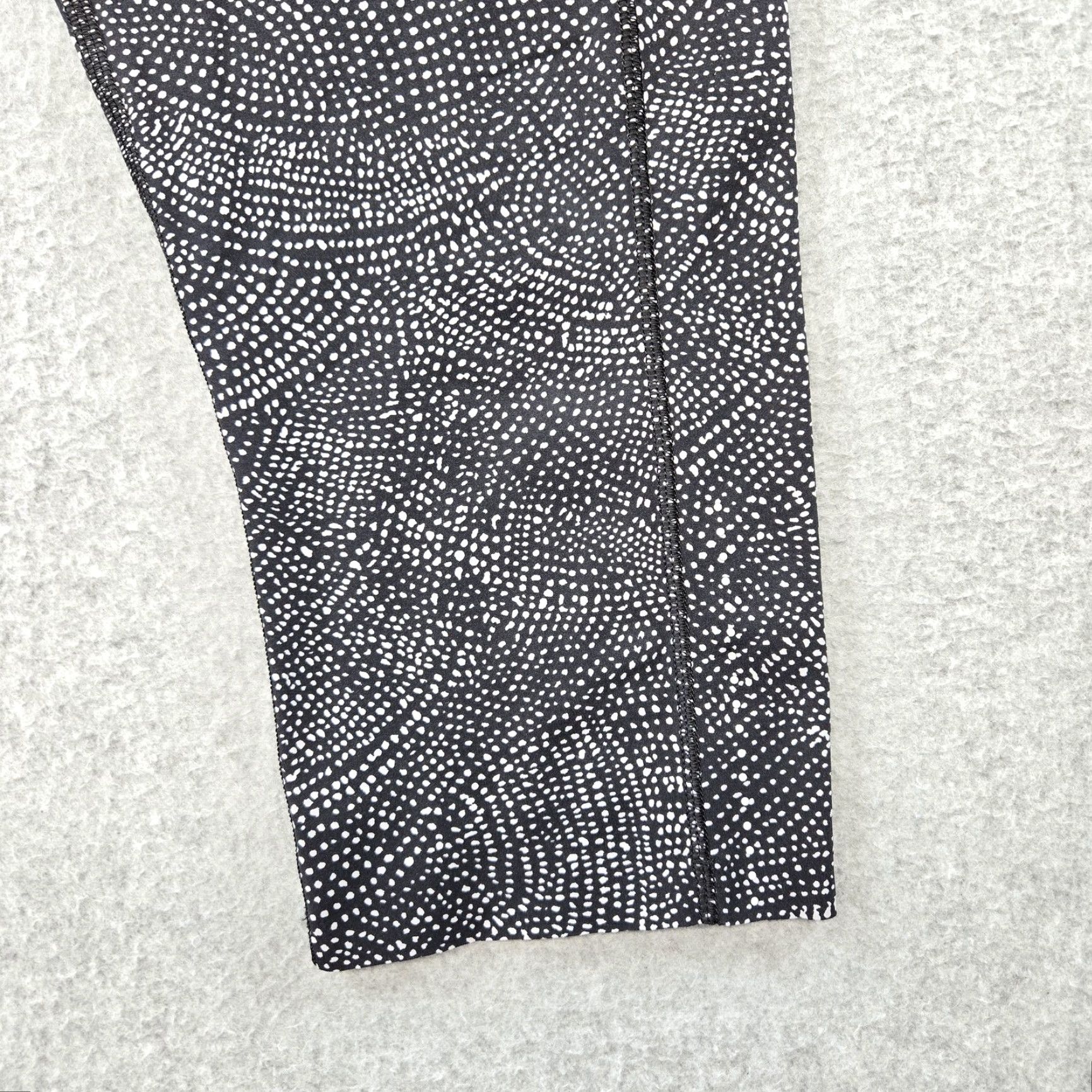 Lululemon Lululemon Leggings Womens 10 Black Cropped Polka Dot Pockets Yoga Athletic Size 32" / US 10 / IT 46 - 5 Thumbnail