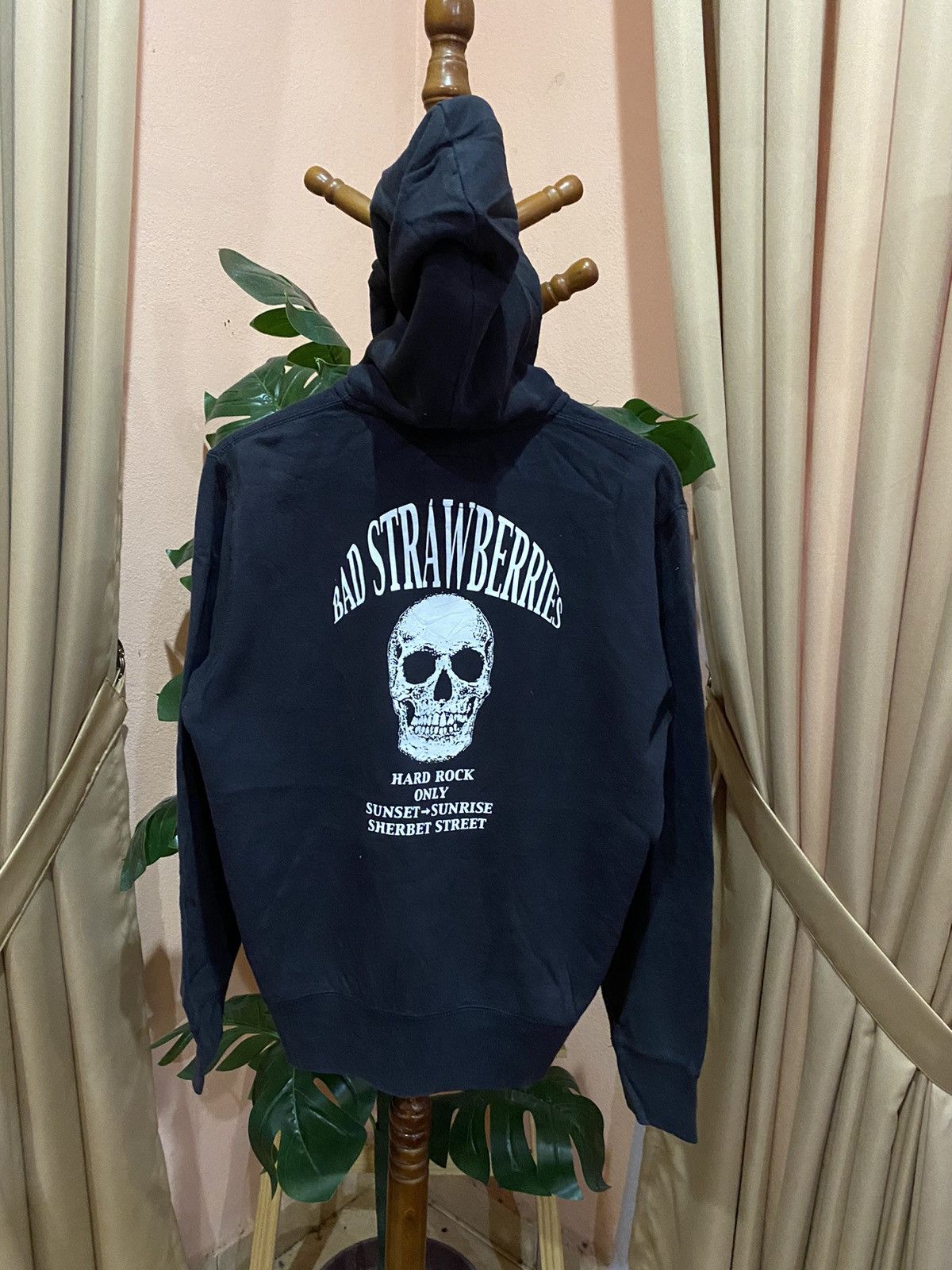 Uniqlo UT x Kenichi Asai “Bad Strawberries” Hard Rock Hoodie Size US M / EU 48-50 / 2 - 1 Thumbnail