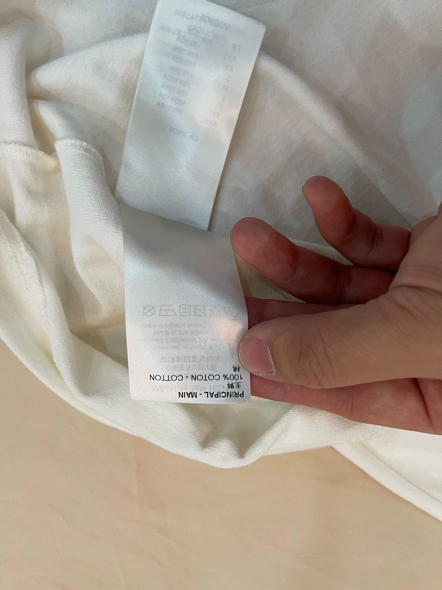 Louis Vuitton LV 2023 Rainbow Logo White M Tee Size US M / EU 48-50 / 2 - 7 Thumbnail