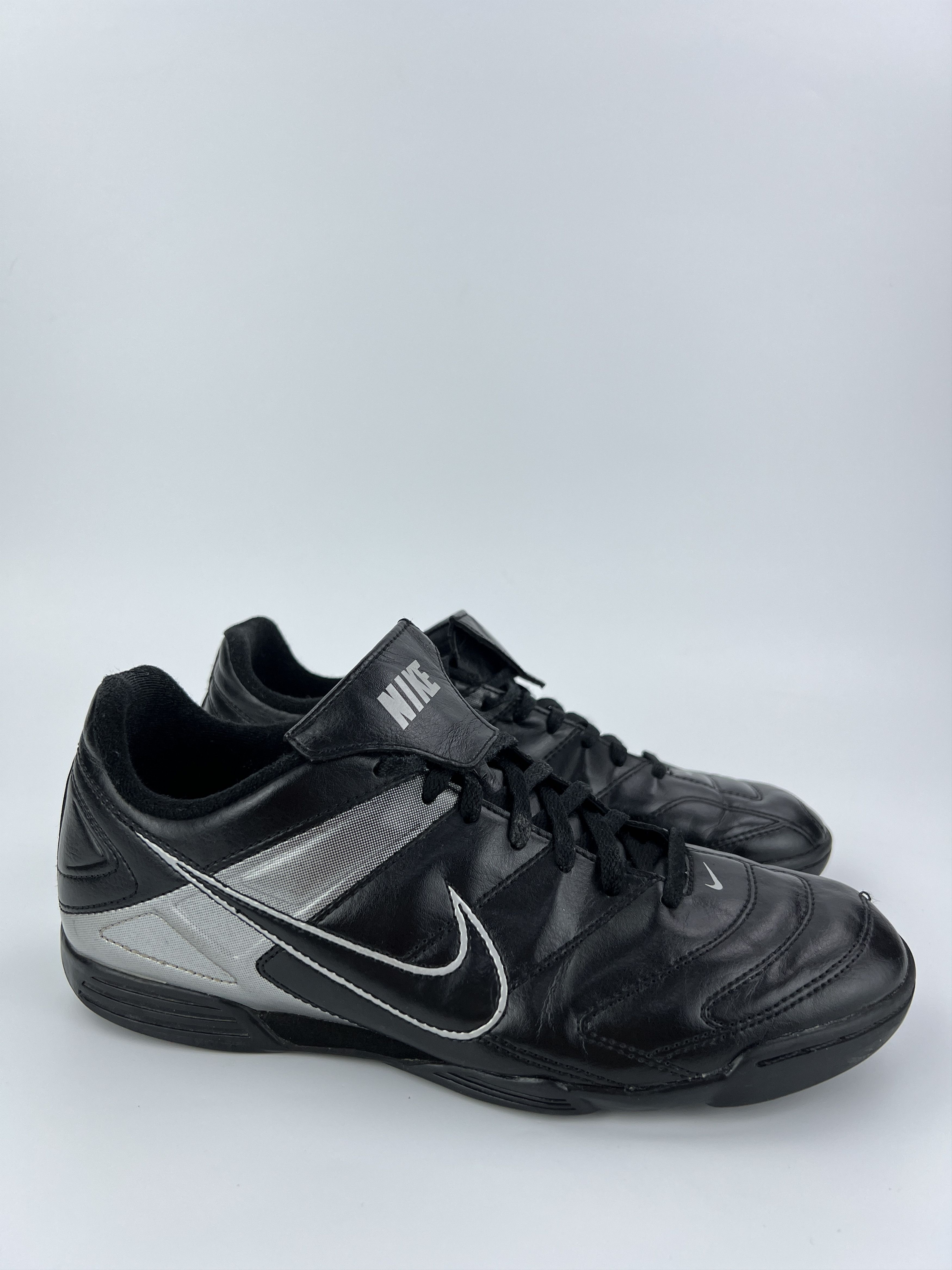 Nike Vintage 2009 Nike Football Black Leather Low Top Sneakers Size US 9.5 / EU 42-43 - 3 Thumbnail