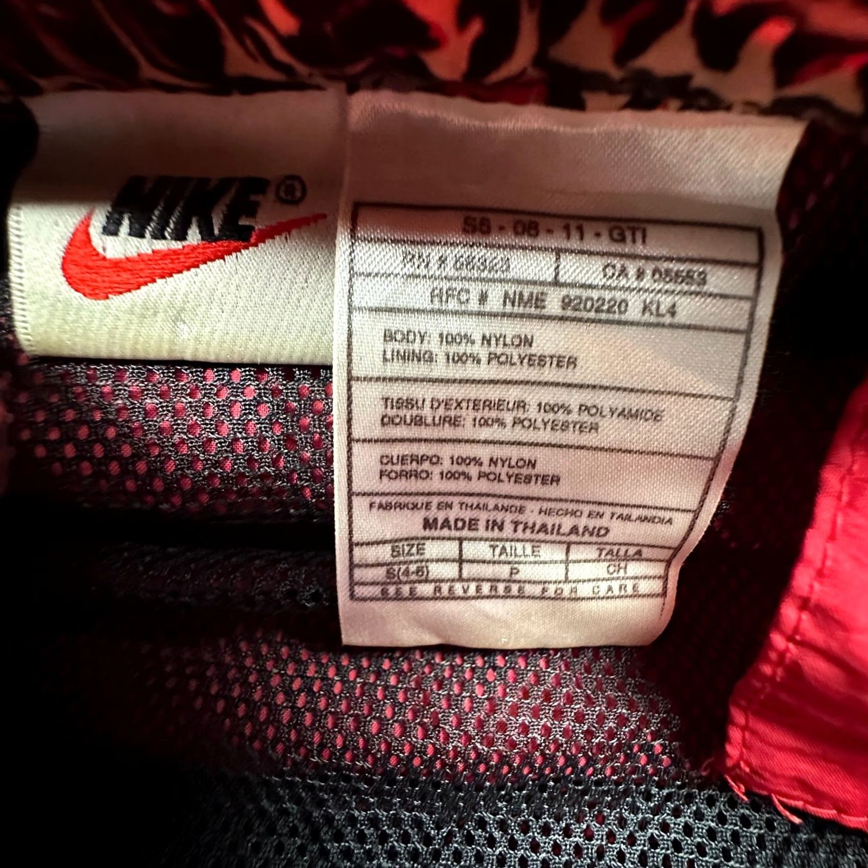 Nike VINTAGE Nike Nylon Windbreaker Jacket Womens Small Hooded Red 90s Windbreaker Zip Full Zip Zipper Logo S Size S / US 4 / IT 40 - 2 Thumbnail