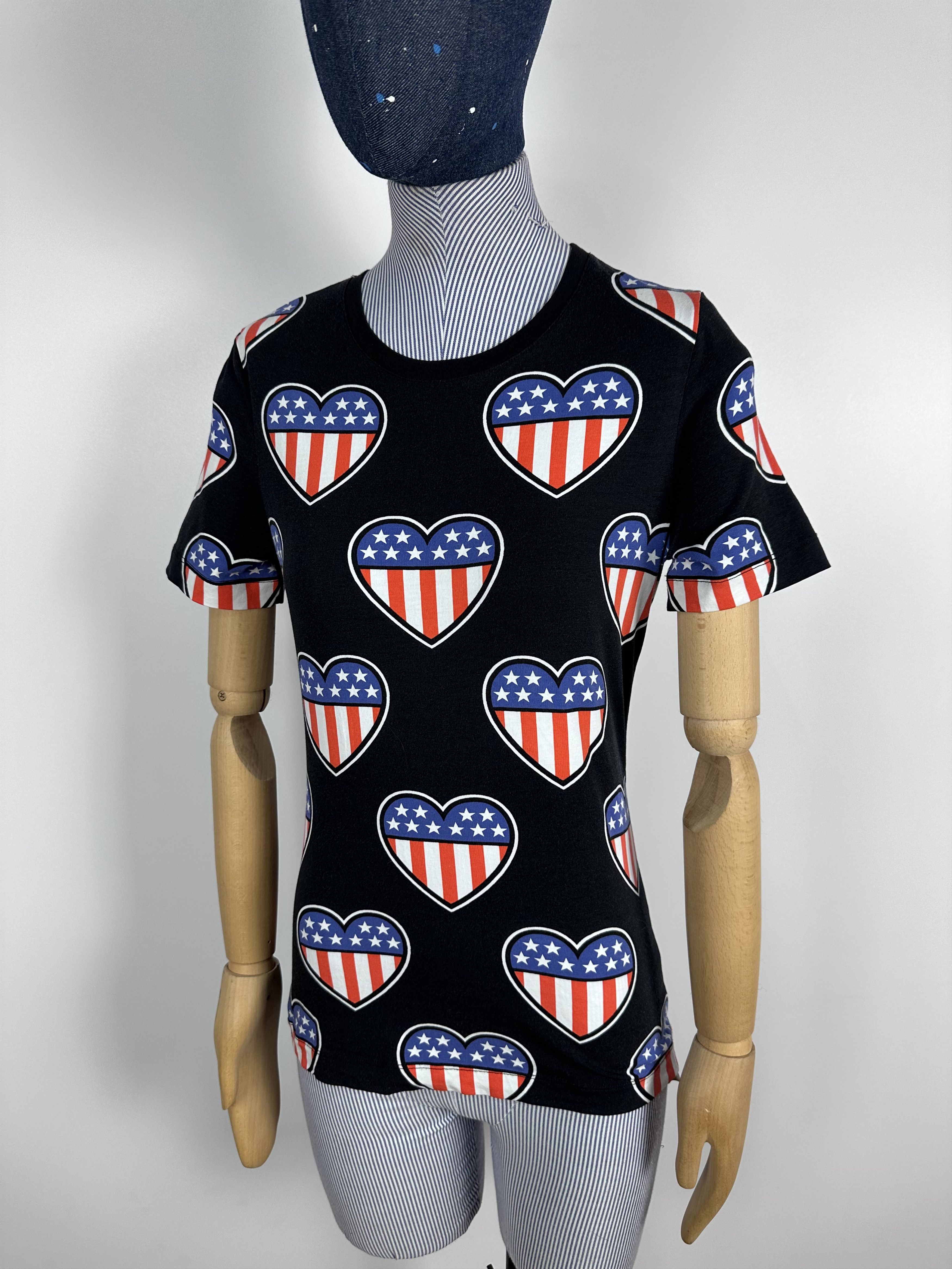 Love Moschino × Moschino Love Moschino T-Shirt Heart USA Flag Print Stars Stripes Size XS / US 0-2 / IT 36-38 - 1 Thumbnail