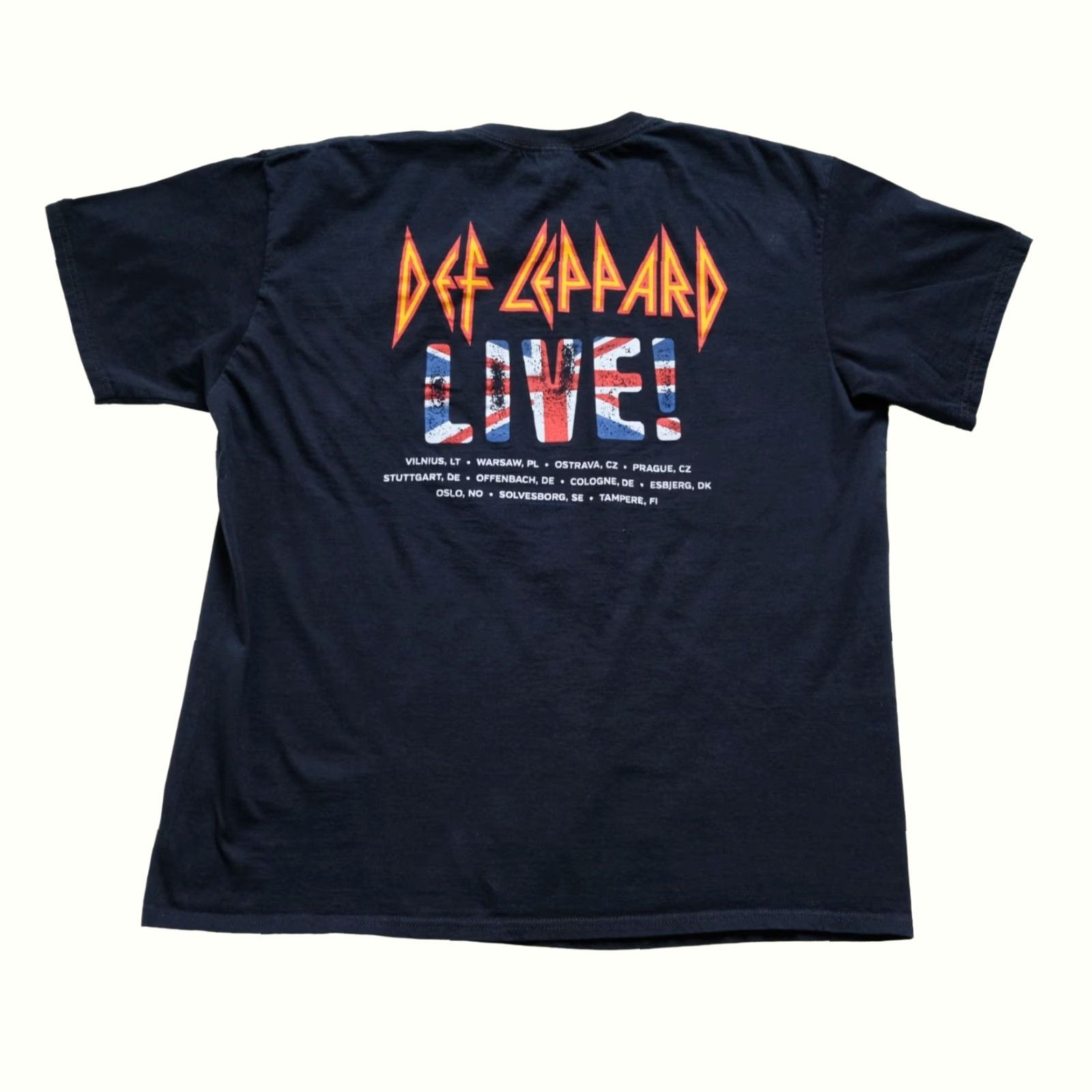 Gildan VINTAGE DEF LEPPARD WORLD TOUR LIVE BAND MUSIC VTG Y2K RETR0 BLACK T SHIRT 2015 SZ XL Size US XL / EU 56 / 4 - 3 Thumbnail