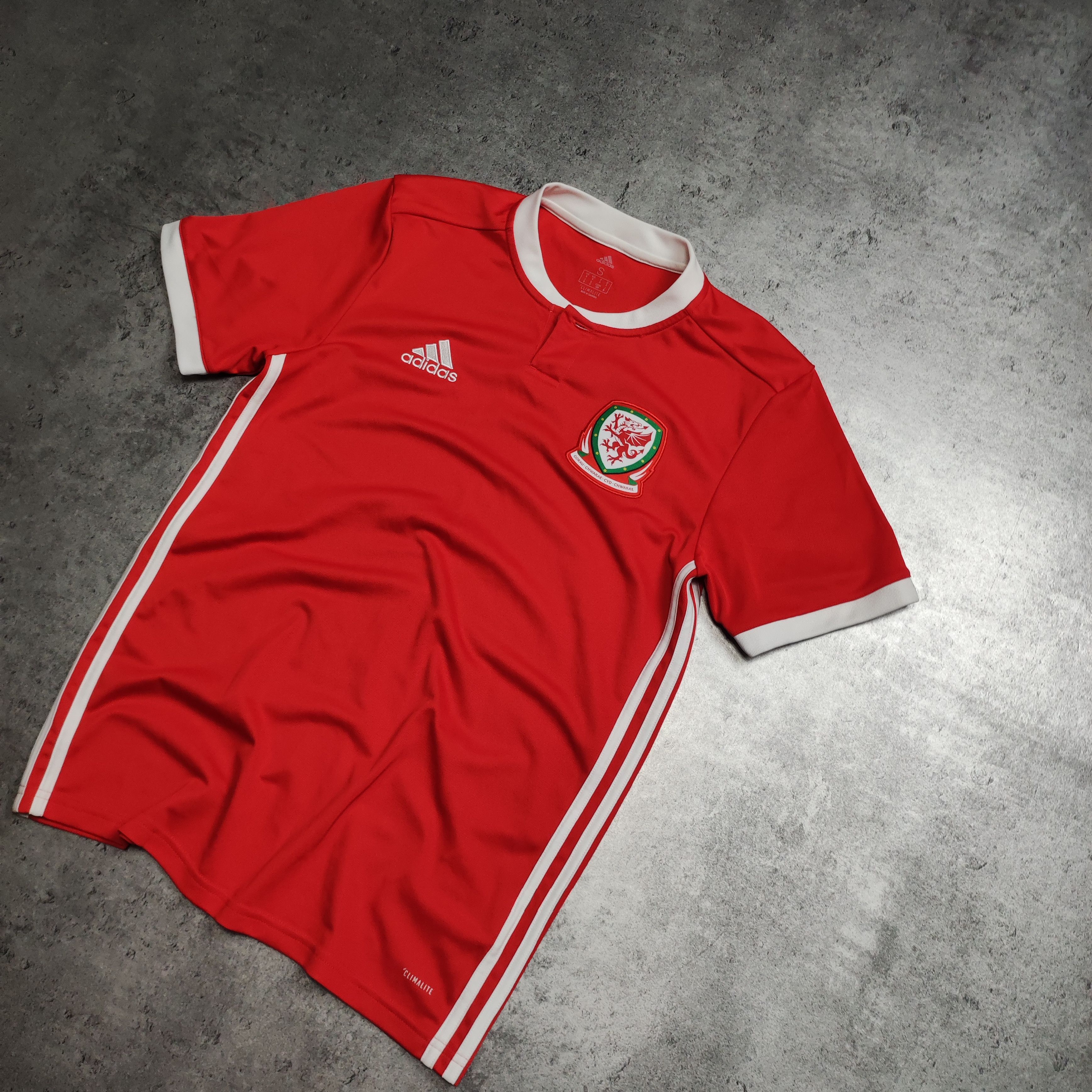 Adidas RARE Adidas x Wales National Team 2017 Football Jersey Size US S / EU 44-46 / 1 - 2 Thumbnail