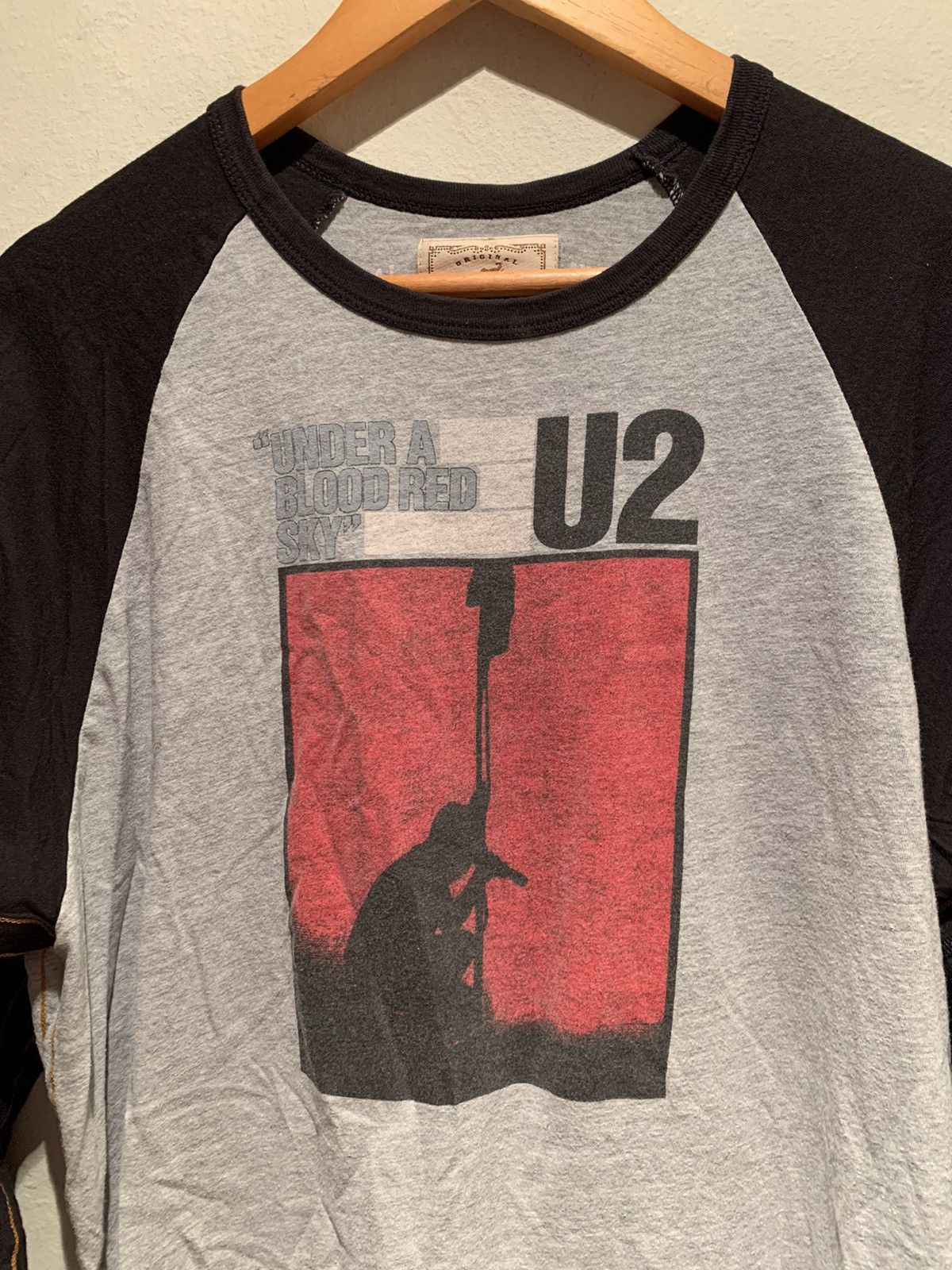 Band Tees × Trunk Ltd × Vintage RARE Vintage U2 Under A Blood Red Sky 1983 Tour Raglan Shirt Size US L / EU 52-54 / 3 - 3 Thumbnail
