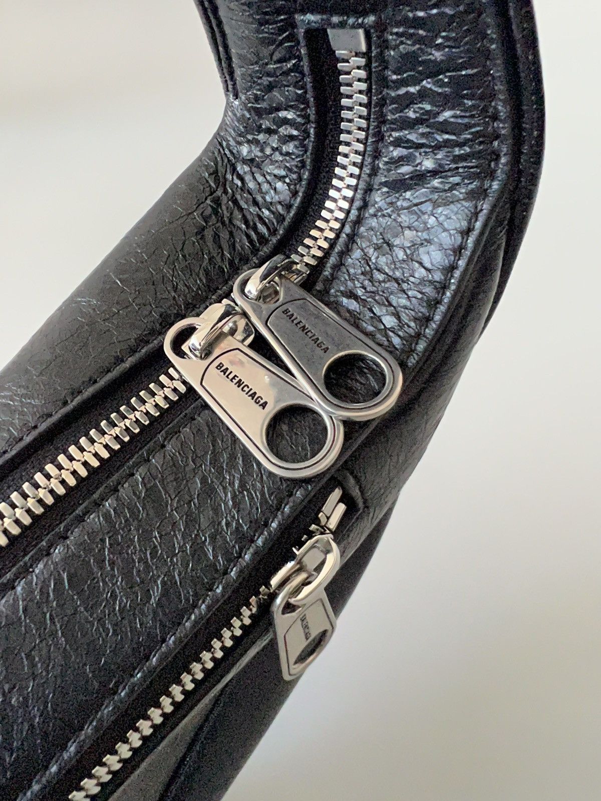 Balenciaga Balenciaga Raver Medium Creased-Leather Shoulder Bag Size ONE SIZE - 11 Thumbnail