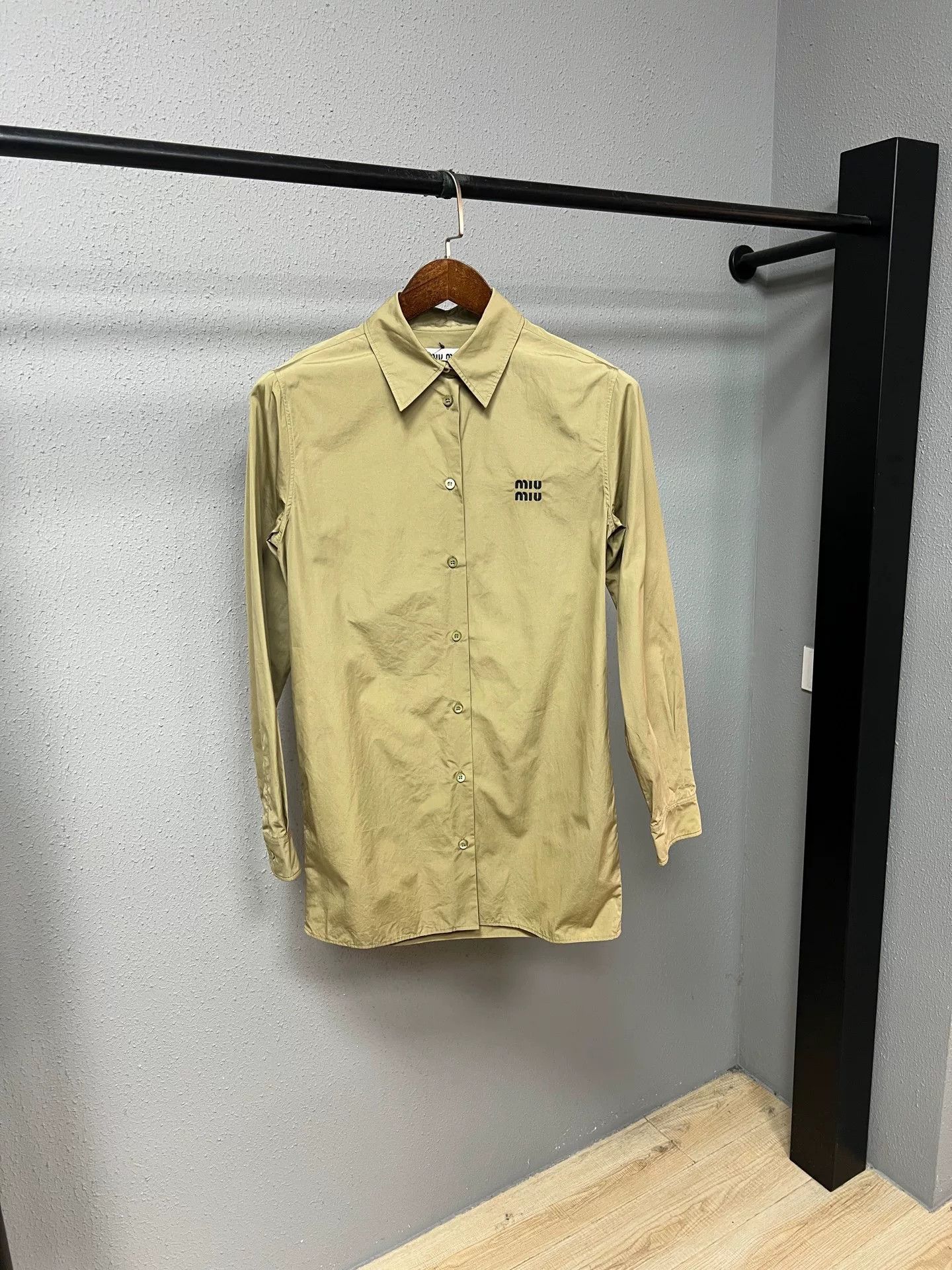 Miu Miu Miumiu Khaki Slogan Shirt Size S / US 4 / IT 40 - 1 Thumbnail