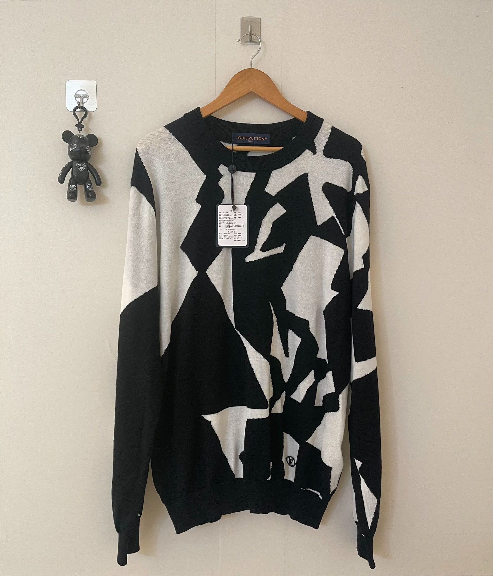 Louis Vuitton Louis Vuitton Black and white abstract sweater size 4L Next Size US XXL / EU 58 / 5 - 1 Thumbnail