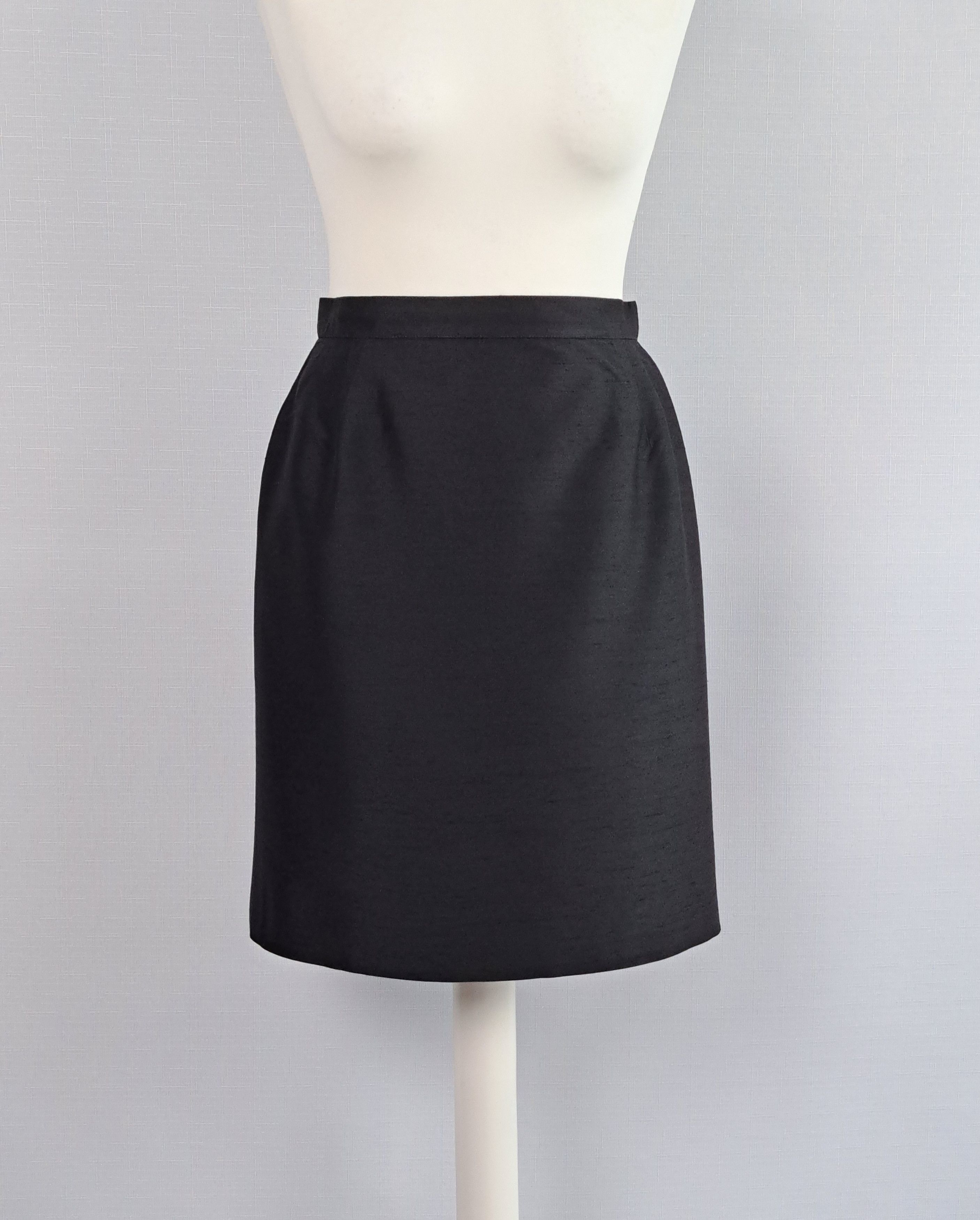 Salvatore Ferragamo vintage black skirt. Size 42IT