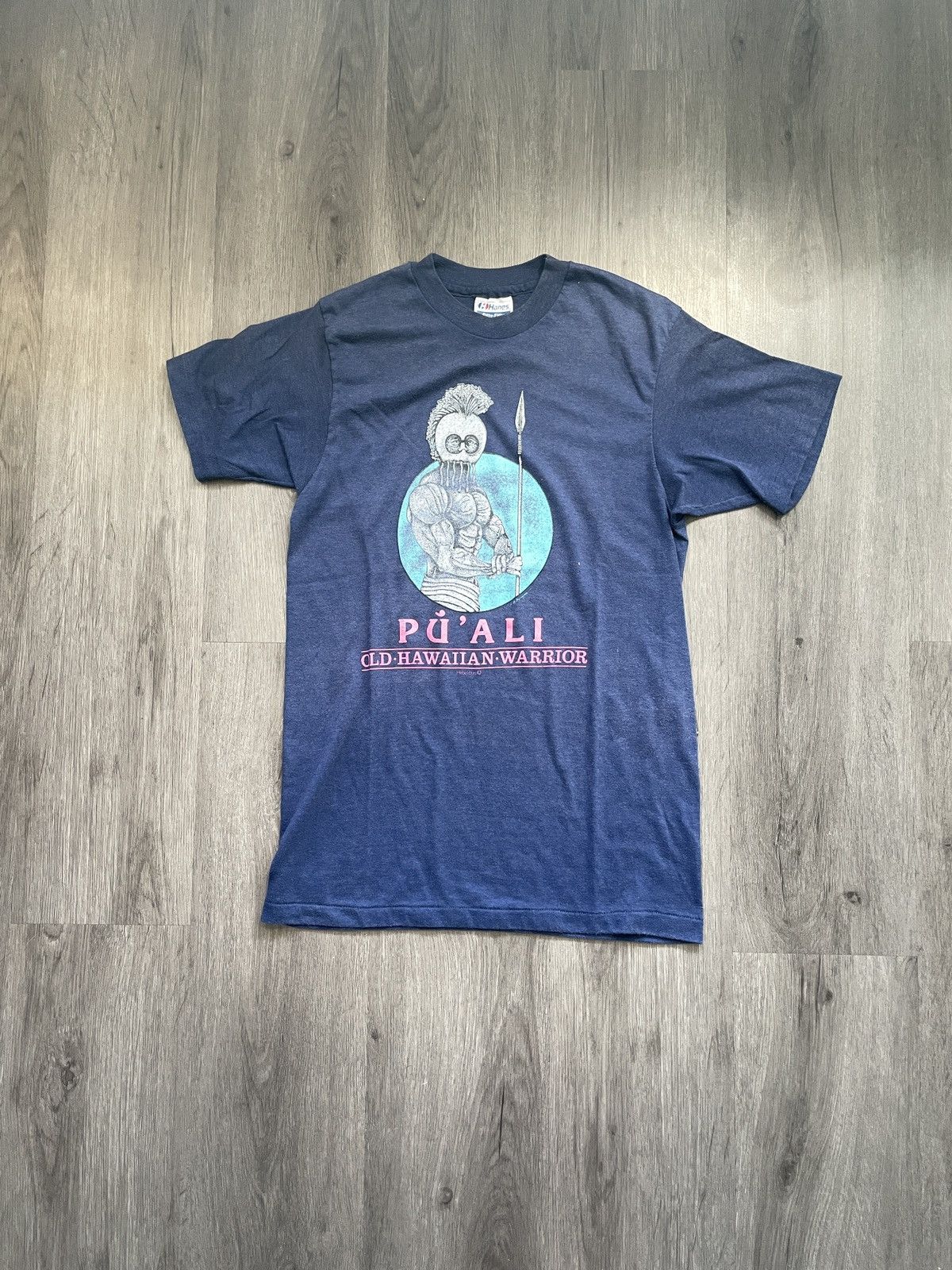 Hanes Vintage 90’s Hawaiian Warrior “Pu’ Ali” T-Shirt (Sz. M) Size US M / EU 48-50 / 2 - 1 Thumbnail