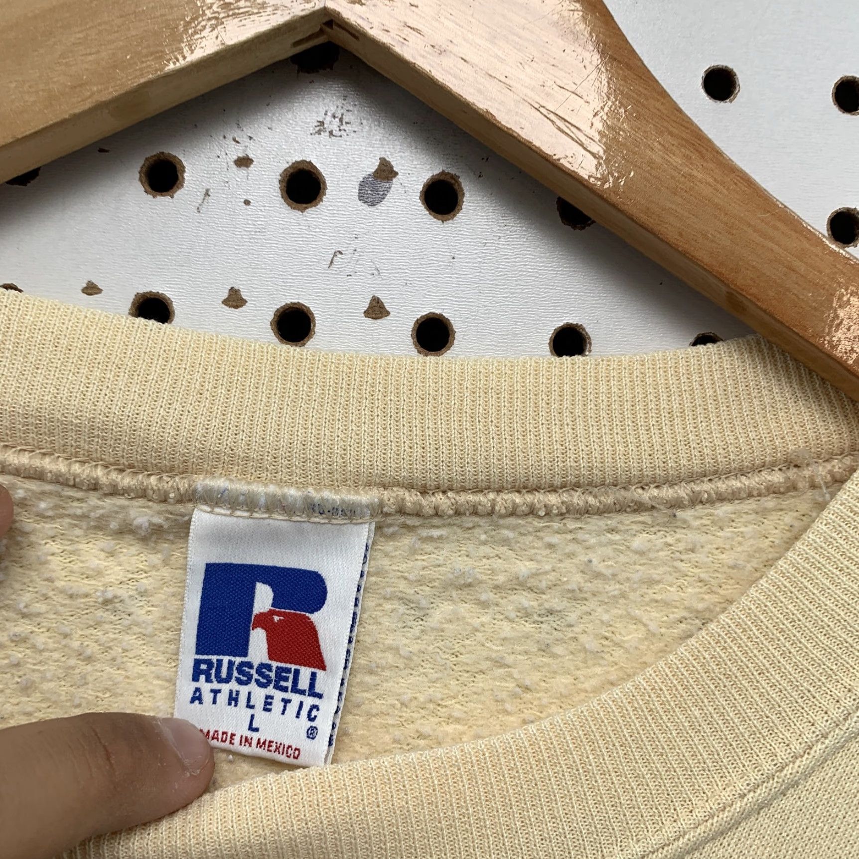 Russell Athletic VINTAGE Russell Athletic Sweatshirt Crewneck Mens L Beige 90s Long Sleeve Shirt Mens Beige 90s Russell Athletic Crewneck Sweatshirt Size US L / EU 52-54 / 3 - 7 Thumbnail