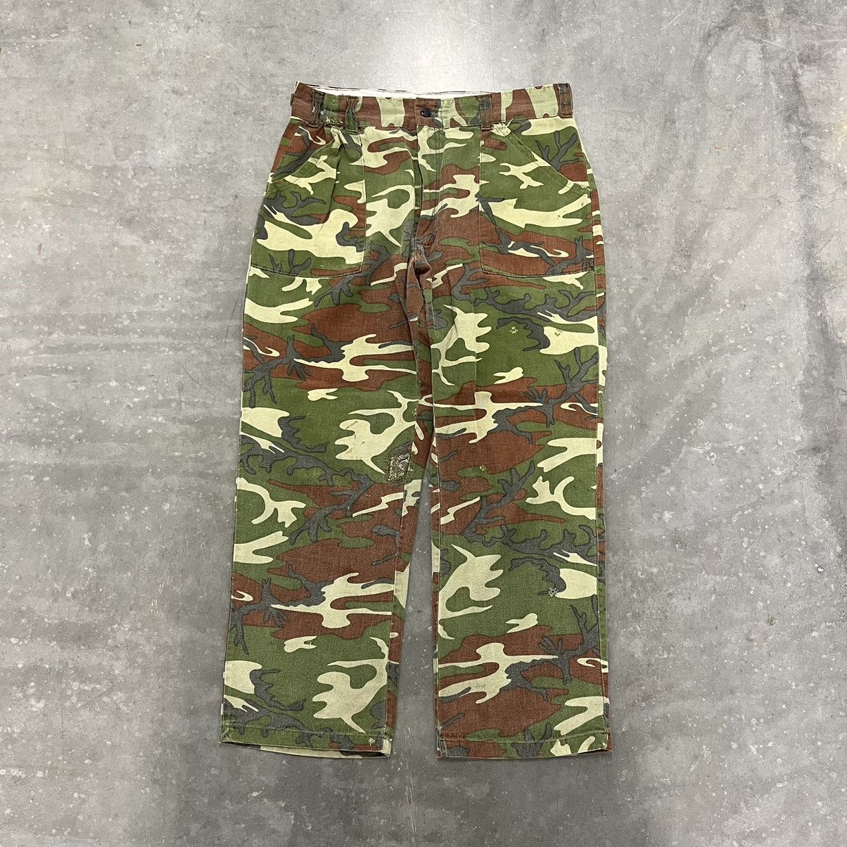 Vintage Vintage Camo Distressed Baggy Skate Work Wear Pants Size US 34 / EU 50 - 1 Thumbnail