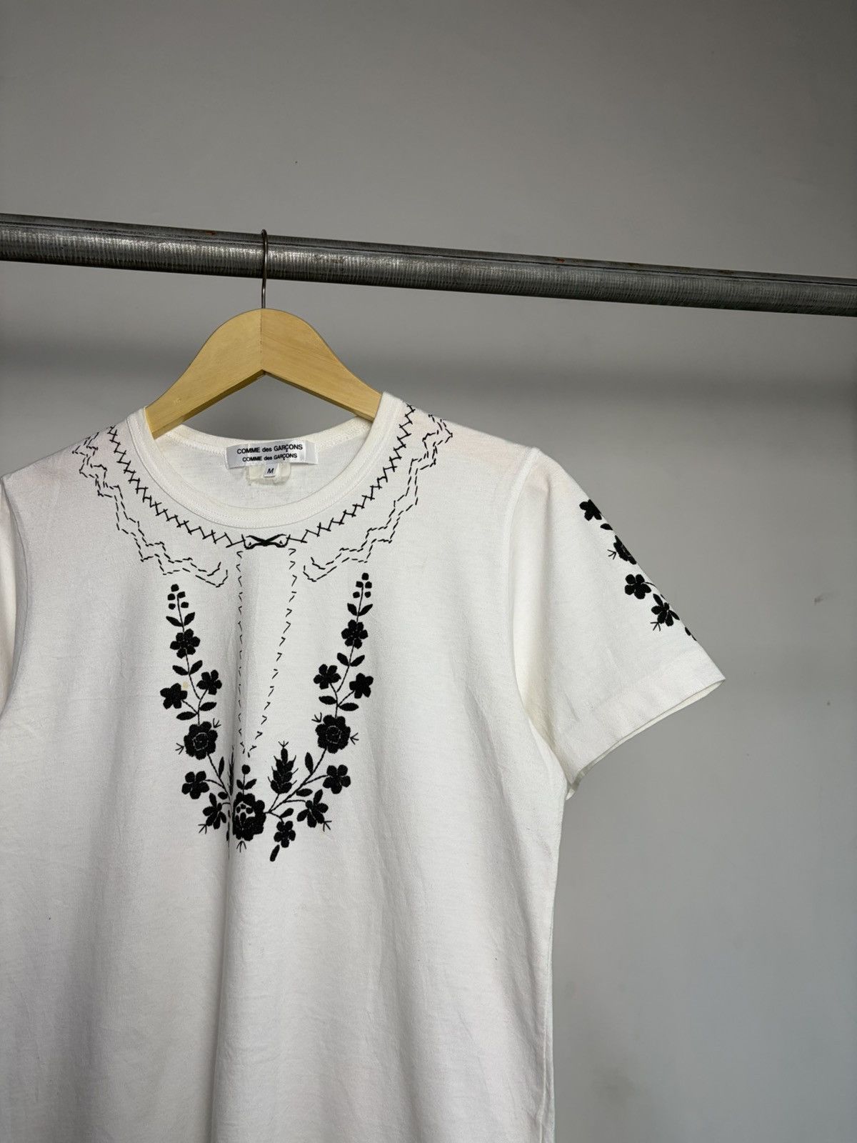 Comme des Garcons FREE TAX! Vintage Comme des Garcons Logo Floral Tee Size US M / EU 48-50 / 2 - 2 Thumbnail