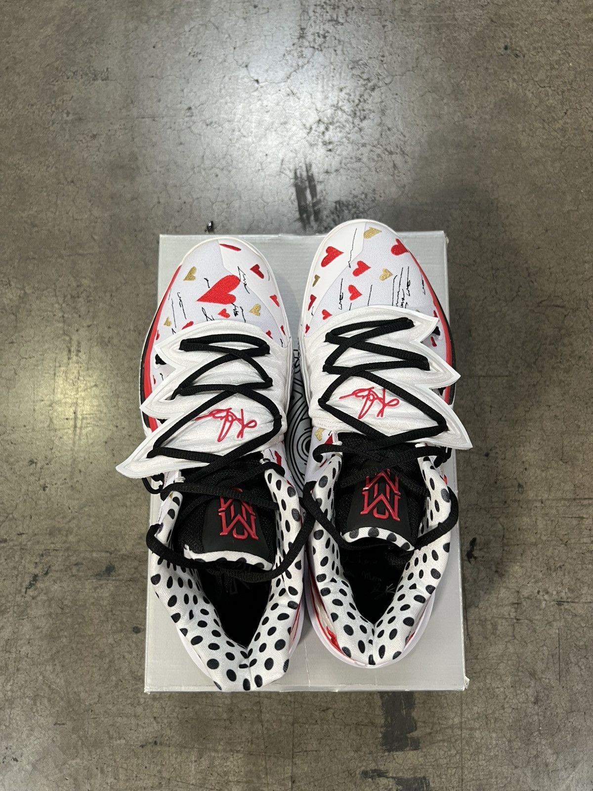Nike Nike Sneaker Room x Kyrie 5 I Love You MOM Size US 11.5 / EU 44-45 - 4 Thumbnail