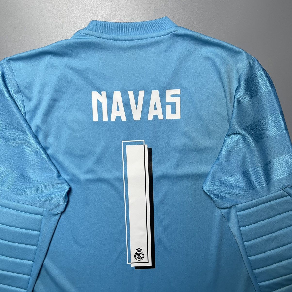 Adidas REAL MADRID ADIDAS 2015/2016 FOOTBALL GK JERSEY #1 NAVAS Size US M / EU 48-50 / 2 - 11 Thumbnail