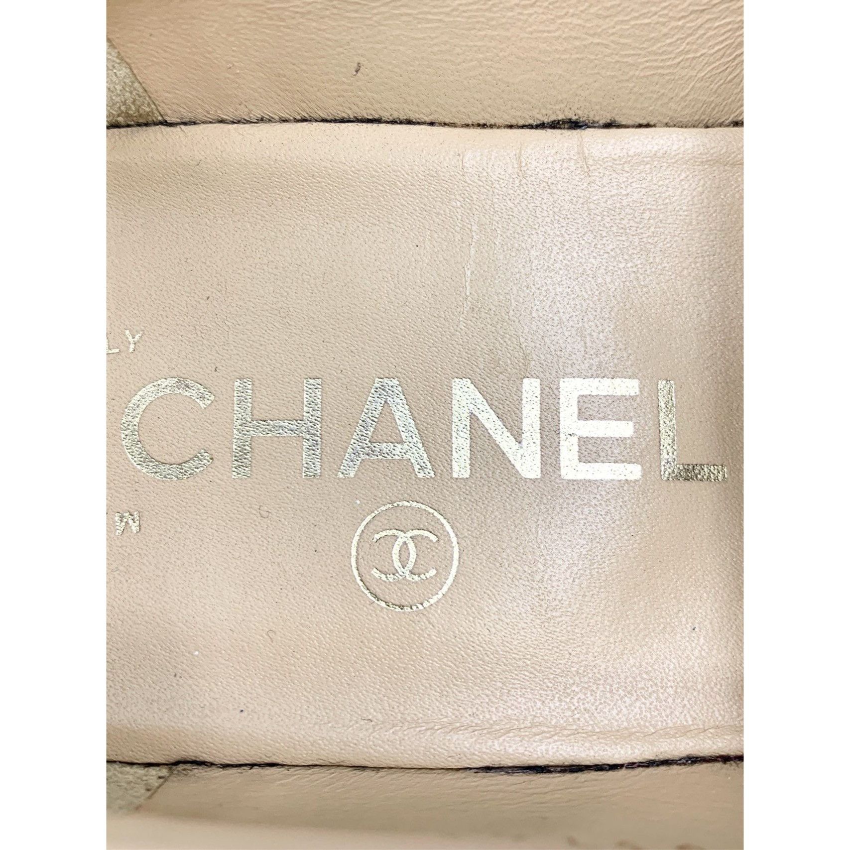 Chanel Chanel White Patent Leather Loafers Sz 37.5 W/ Gold Metal Lo Size US 7 / IT 37 - 4 Thumbnail