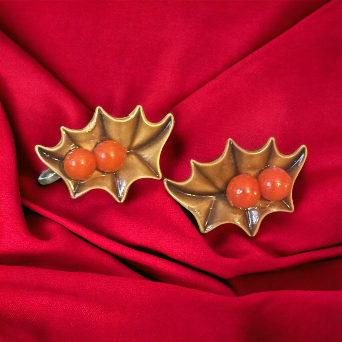 Vintage Celluloid Christmas Holly and berries screw back earrings Size ONE SIZE - 1 Thumbnail