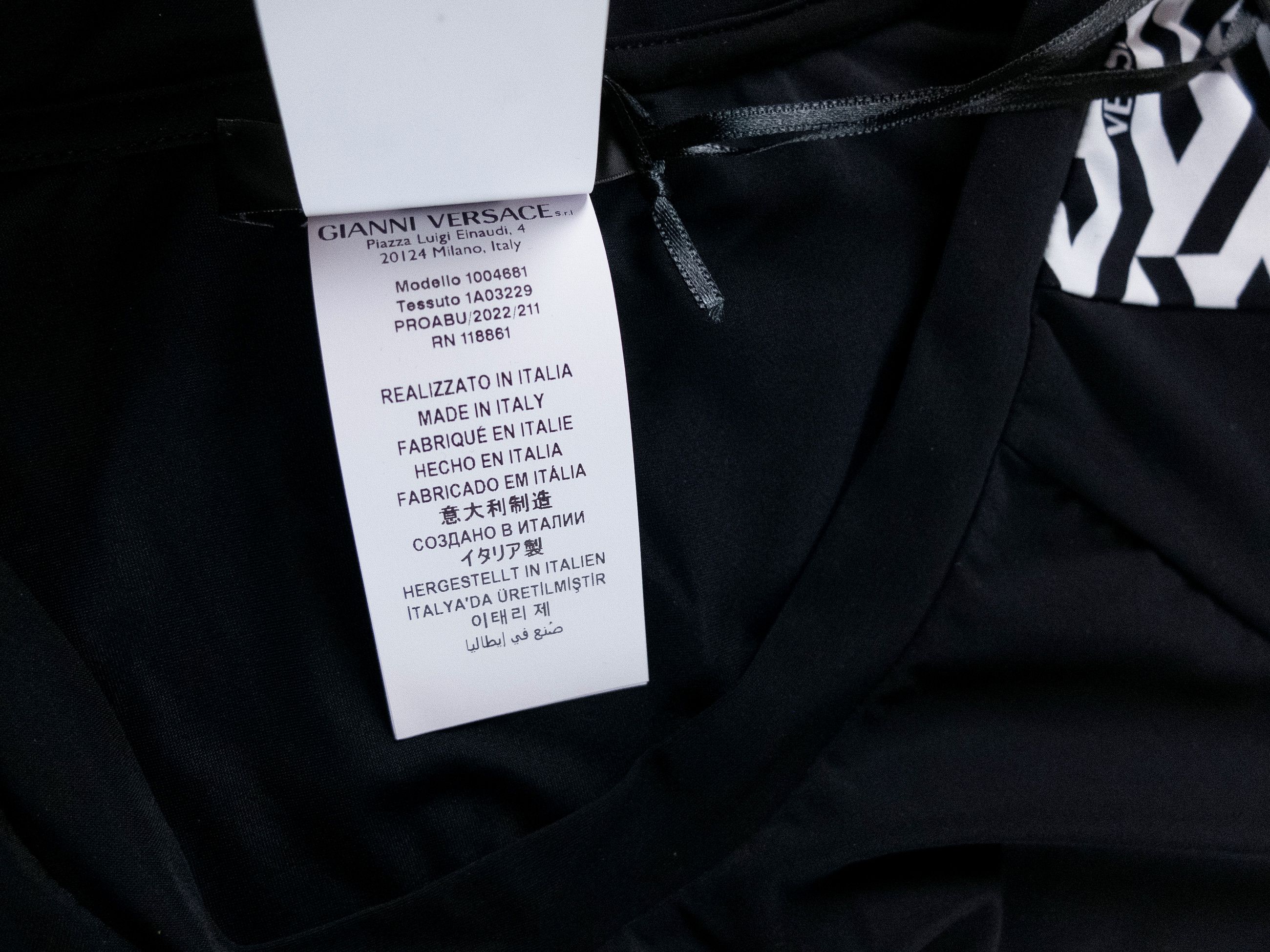 Versace VERSACE black & white La Greca nylon gym t-shirt Large Size US L / EU 52-54 / 3 - 7 Thumbnail