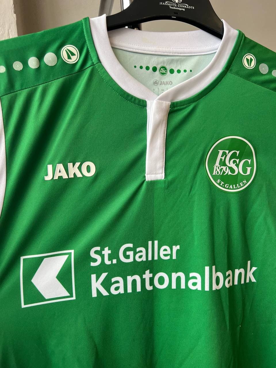 Sports Specialties 2017/18 ST GALLEN SIGNED HOME SOCCER JERSEY FOOTBALL SHIRT L Size US L / EU 52-54 / 3 - 5 Thumbnail