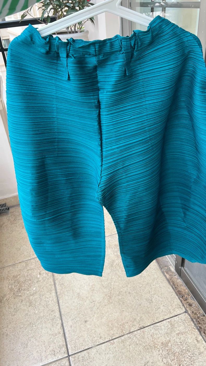 Issey Miyake Issey Miyake size:3 Green pleated shorts Size 31" - 2 Thumbnail
