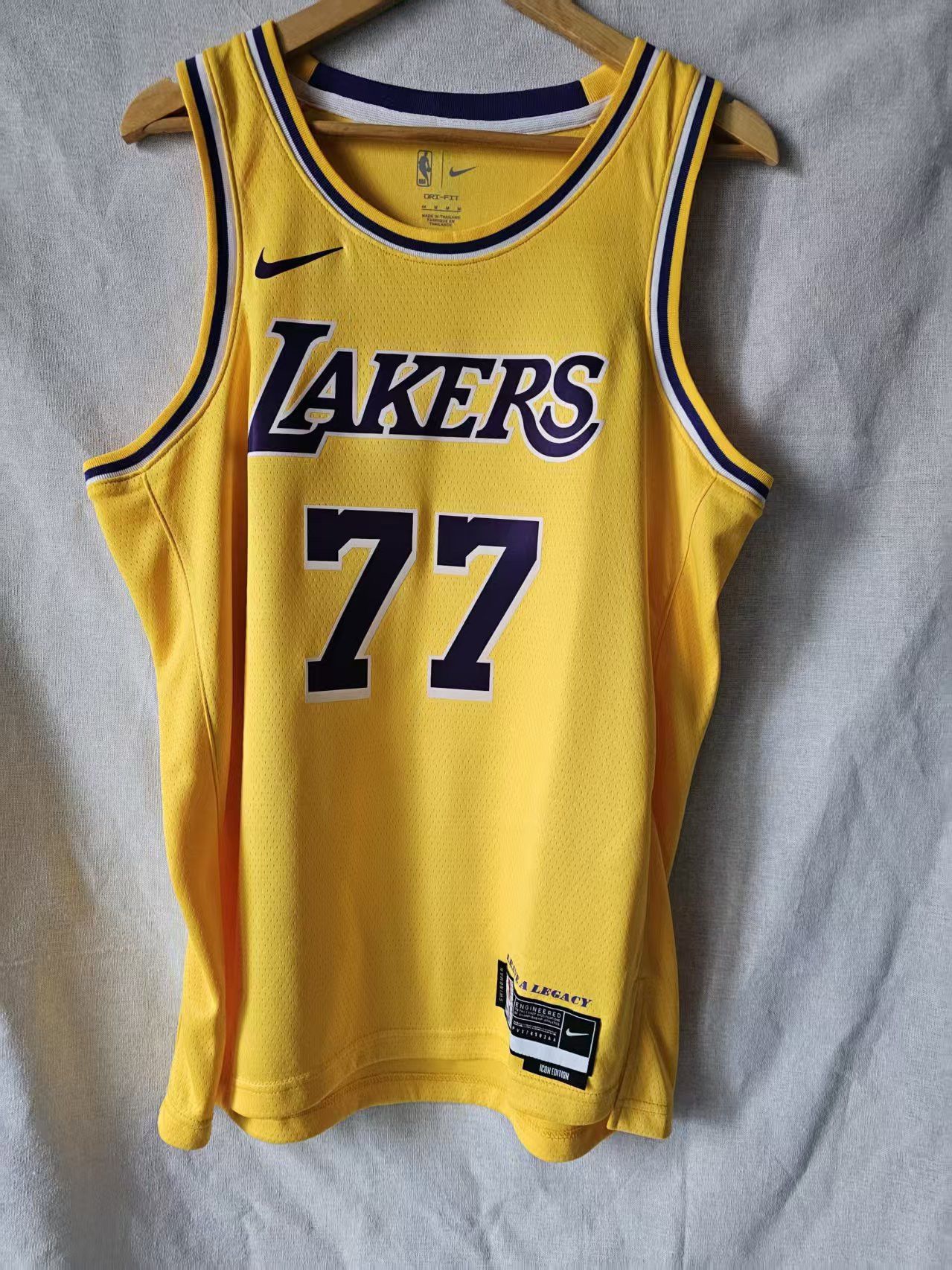 NBA Luka Dončić Jersey Los Angeles Lakers Yellow 77 Jersey L Size US L / EU 52-54 / 3 - 2 Thumbnail