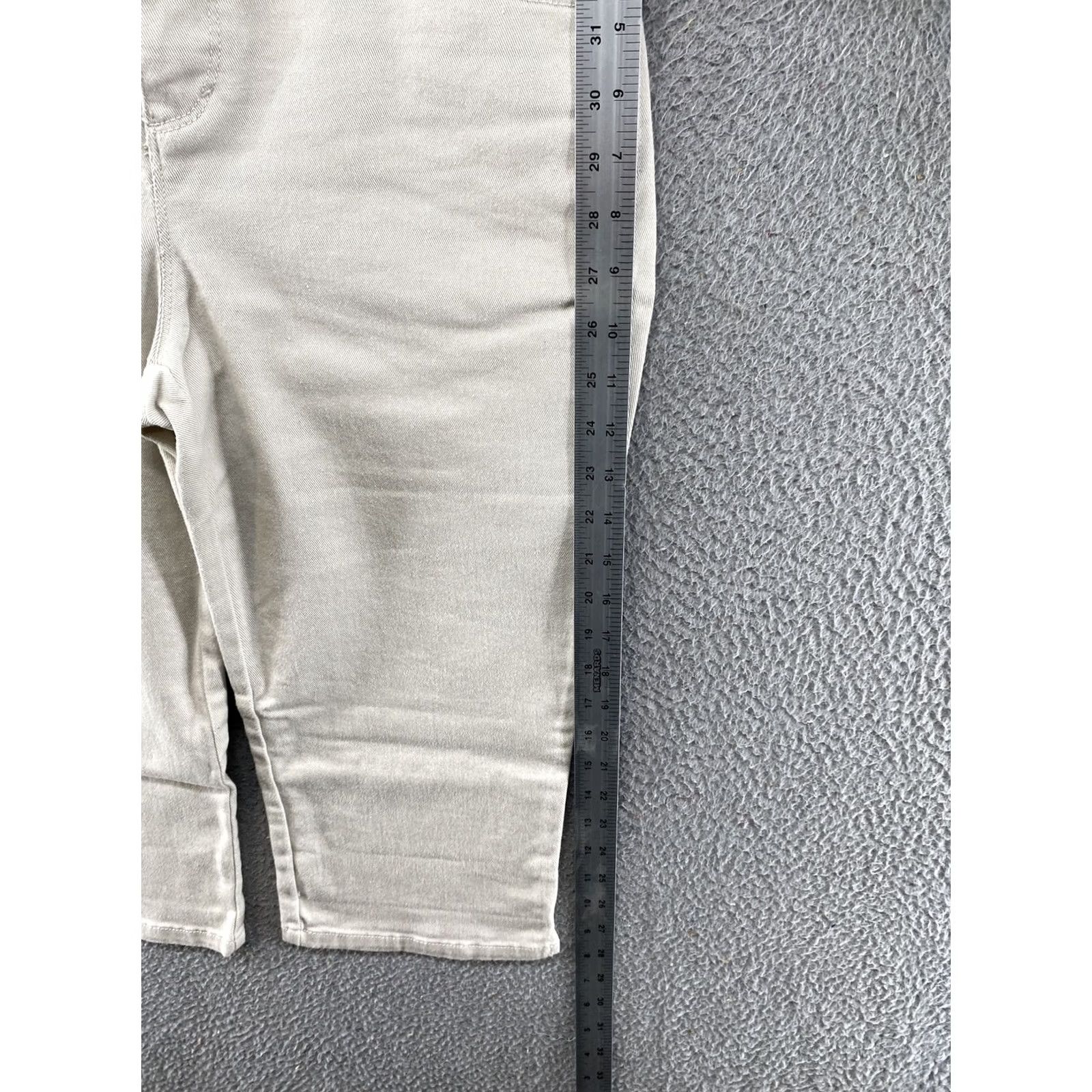 Gloria Vanderbilt Gloria Vanderbilt Amanda Skimmer Capri Pants Beige 4P Petite Denim Slim Straight Ladies Classic Beach Designer" Size 27" / US 4 / IT 40 - 6 Thumbnail