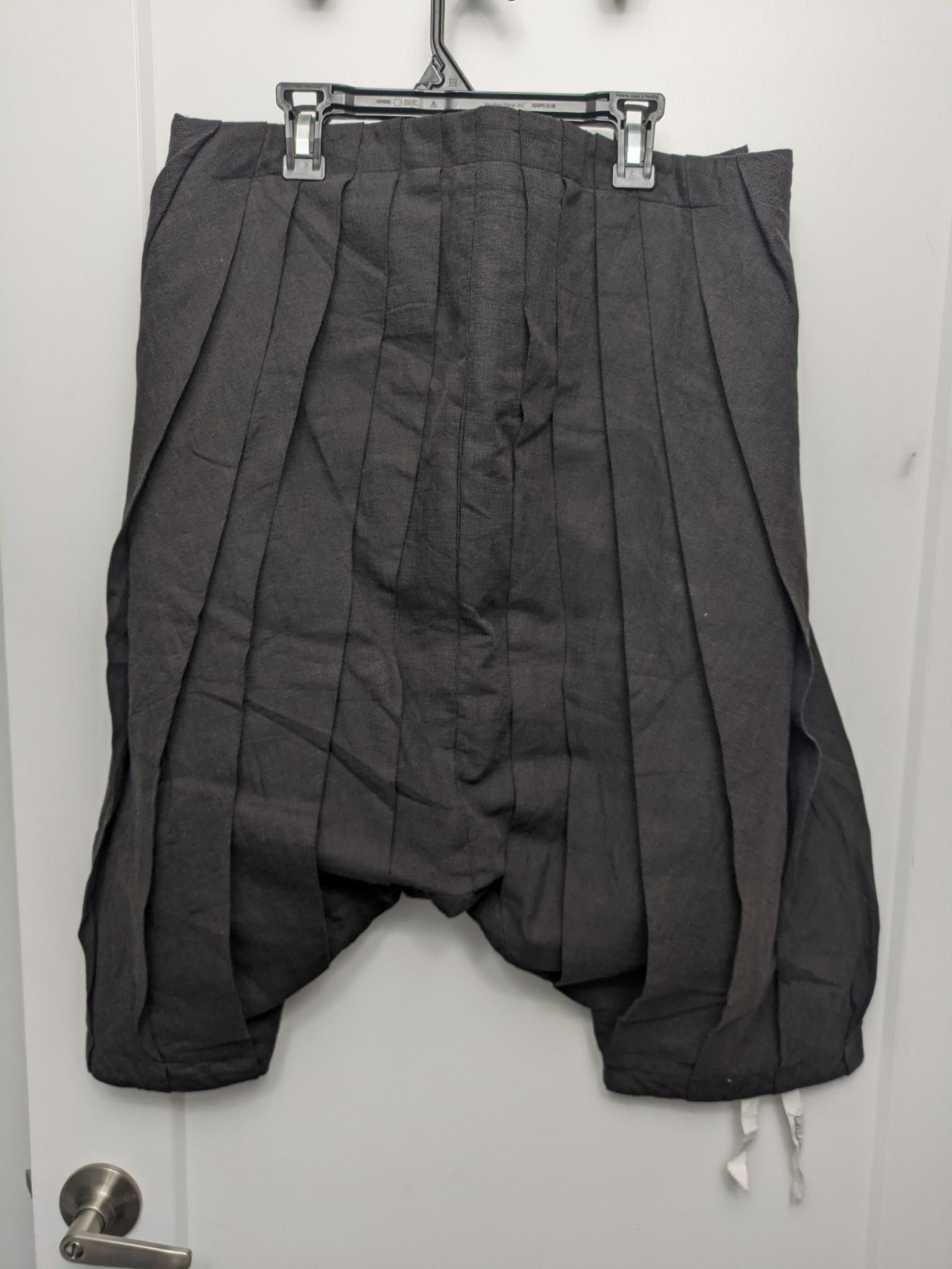 Individual Sentiments SS12 Pleated Sarouel Shorts (8/10F-LC7, sz 2 fits 32) Size US 32 / EU 48 - 2 Thumbnail