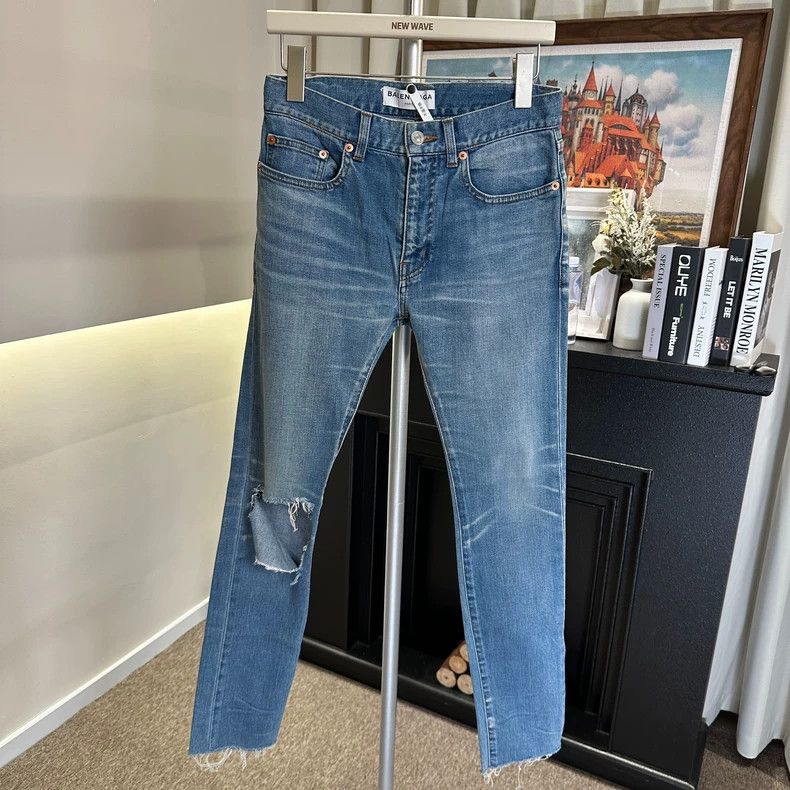 Balenciaga Balenciaga Ripped jeans 2501-Nextarrow Size US 26 / EU 42 - 1 Thumbnail