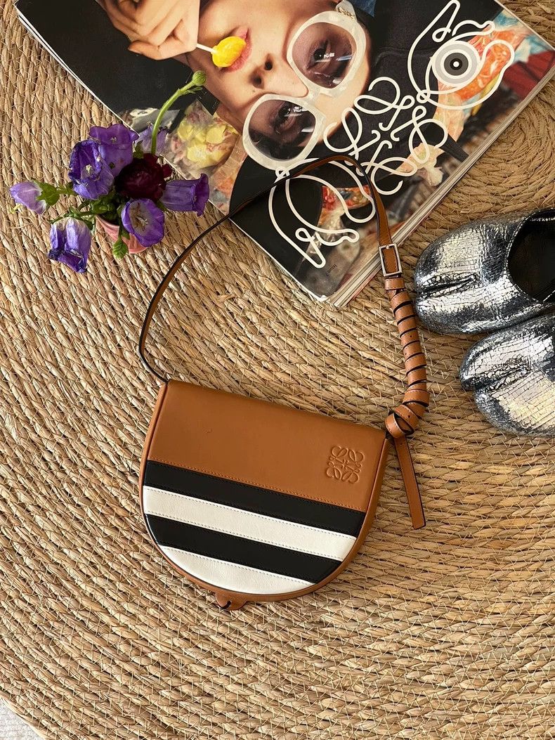 Loewe loewe Color-blocked shell cross-body bag 2503-Nextarrow Size ONE SIZE - 2 Thumbnail