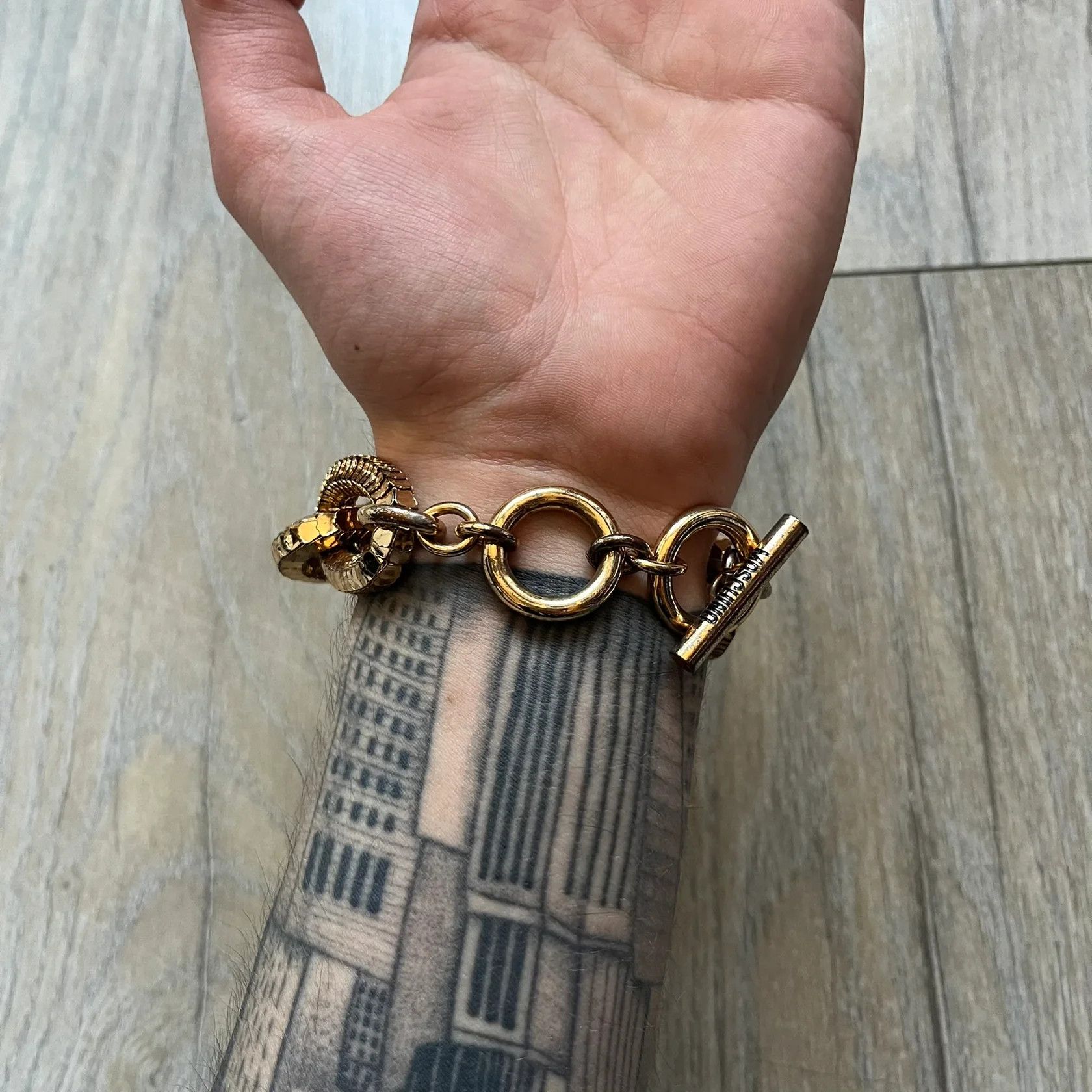 H&M × Moschino Moschino x H&M 2018 Gold Bracelet Size ONE SIZE - 3 Thumbnail