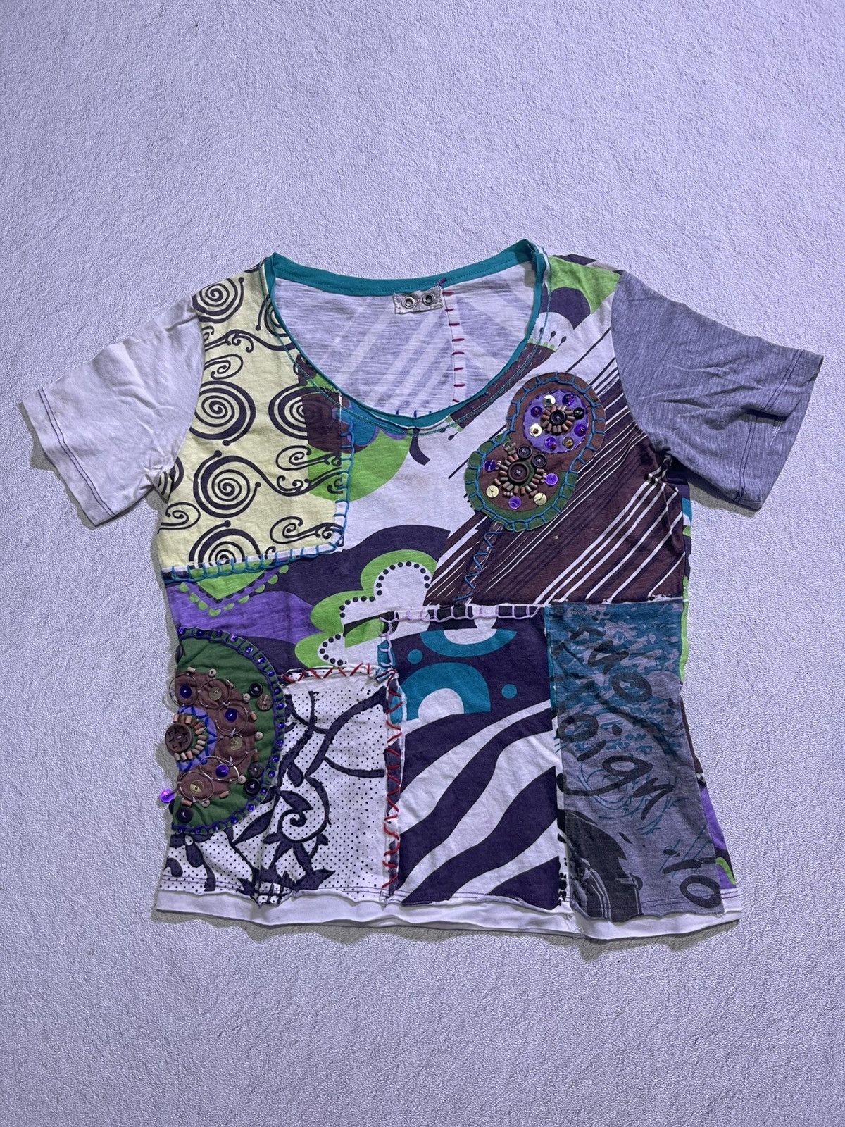 Japanese Brand Y2K APAISER women's short tshirt with embroidery motif rare Size S / US 4 / IT 40 - 1 Thumbnail