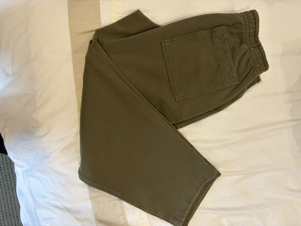 Uniqlo Elastic waist chinos in olive New Size US 32 / EU 48 - 2 Thumbnail