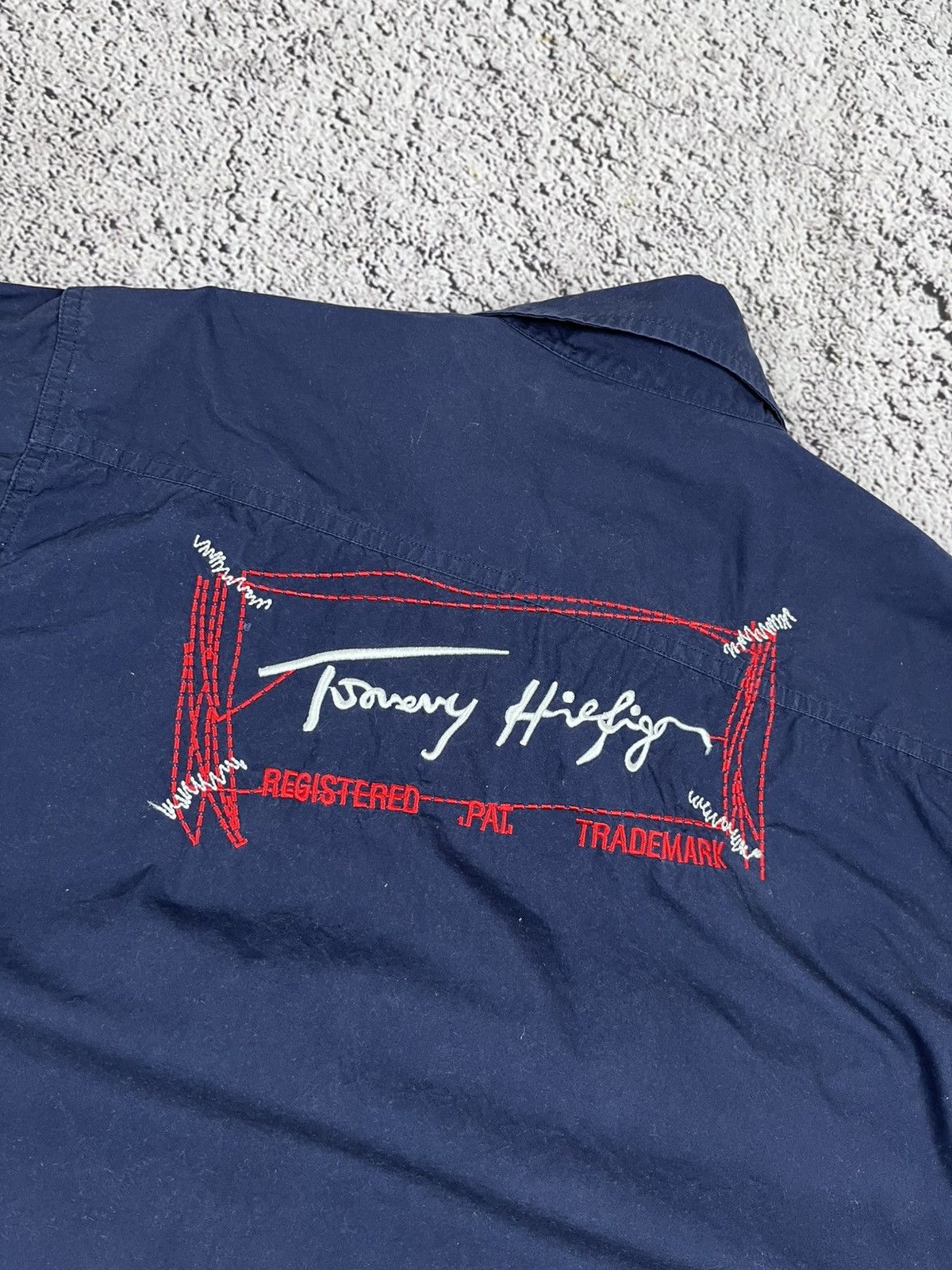 Tommy Hilfiger Vintage Tommy Hilfiger Big Logo shirt Size US L / EU 52-54 / 3 - 8 Thumbnail